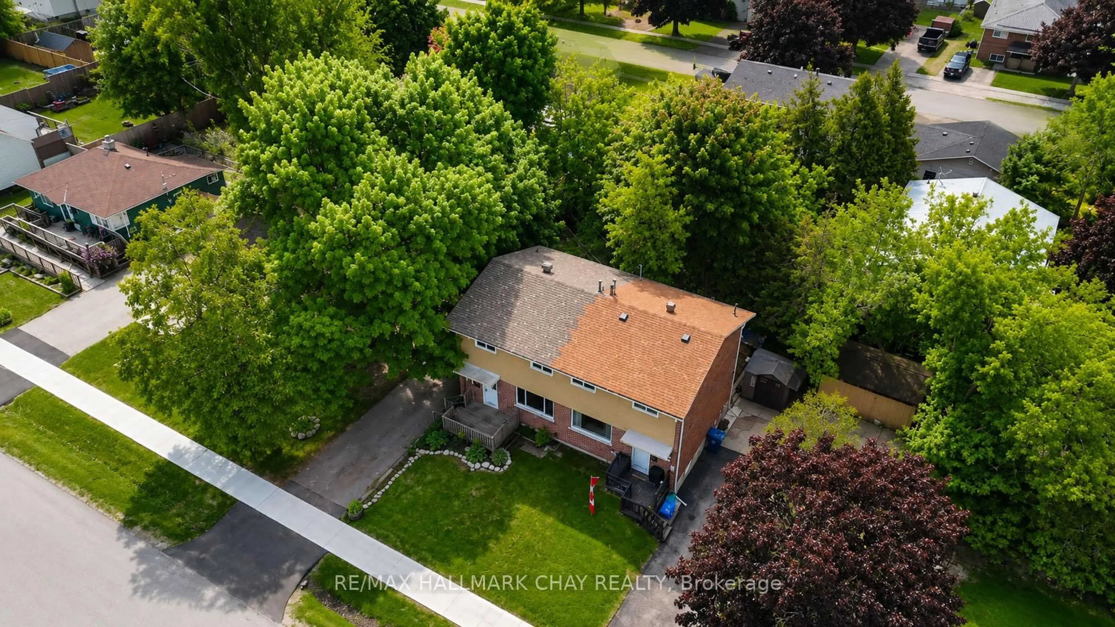 A pic from outside/outdoor area/front of a property/back of a property/a pic from drone, street for 308 Hilda St, Orillia Ontario L3V 1J3