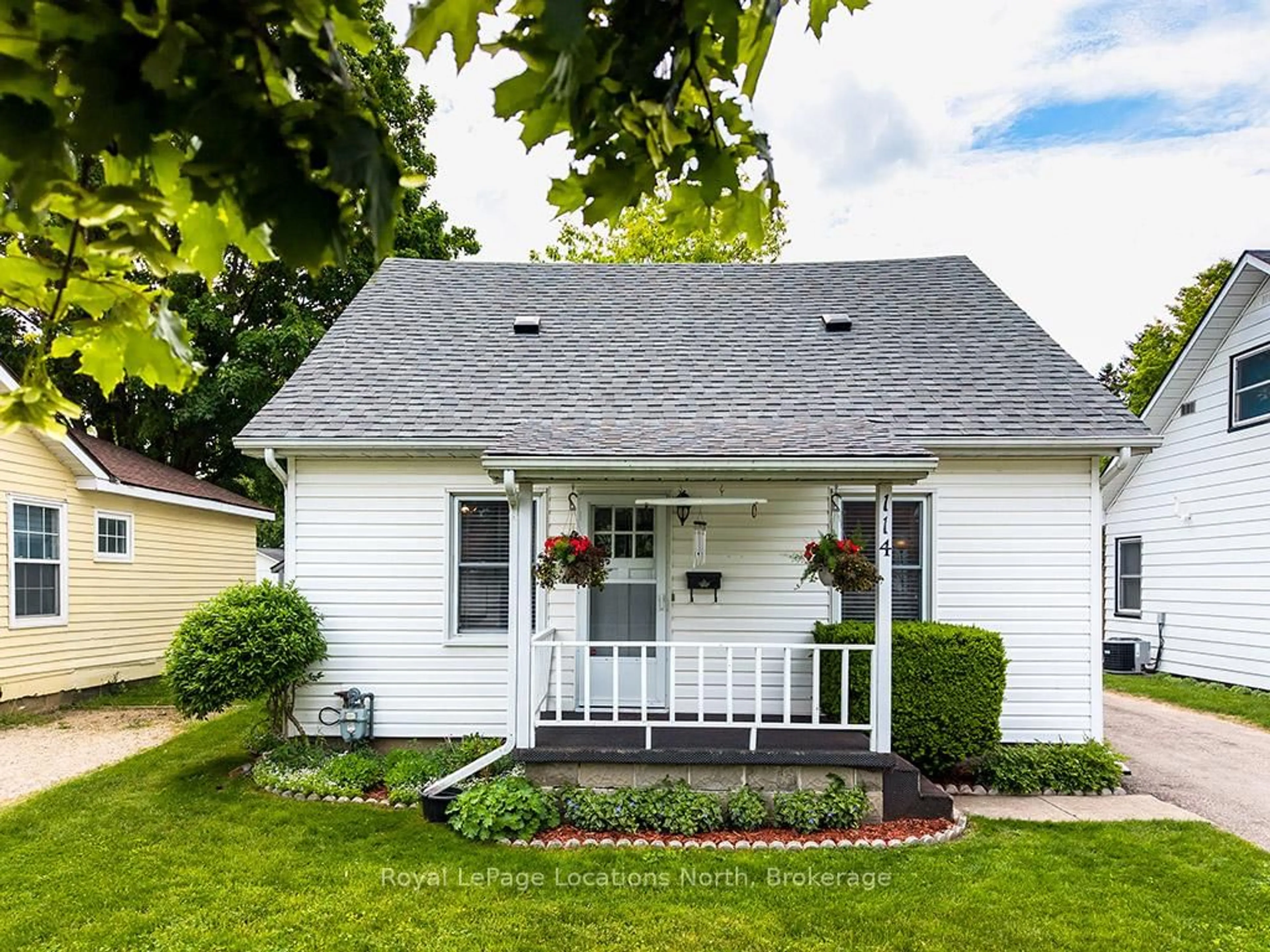 Home with vinyl exterior material, street for 114 Eighth St, Collingwood Ontario L9Y 2C5