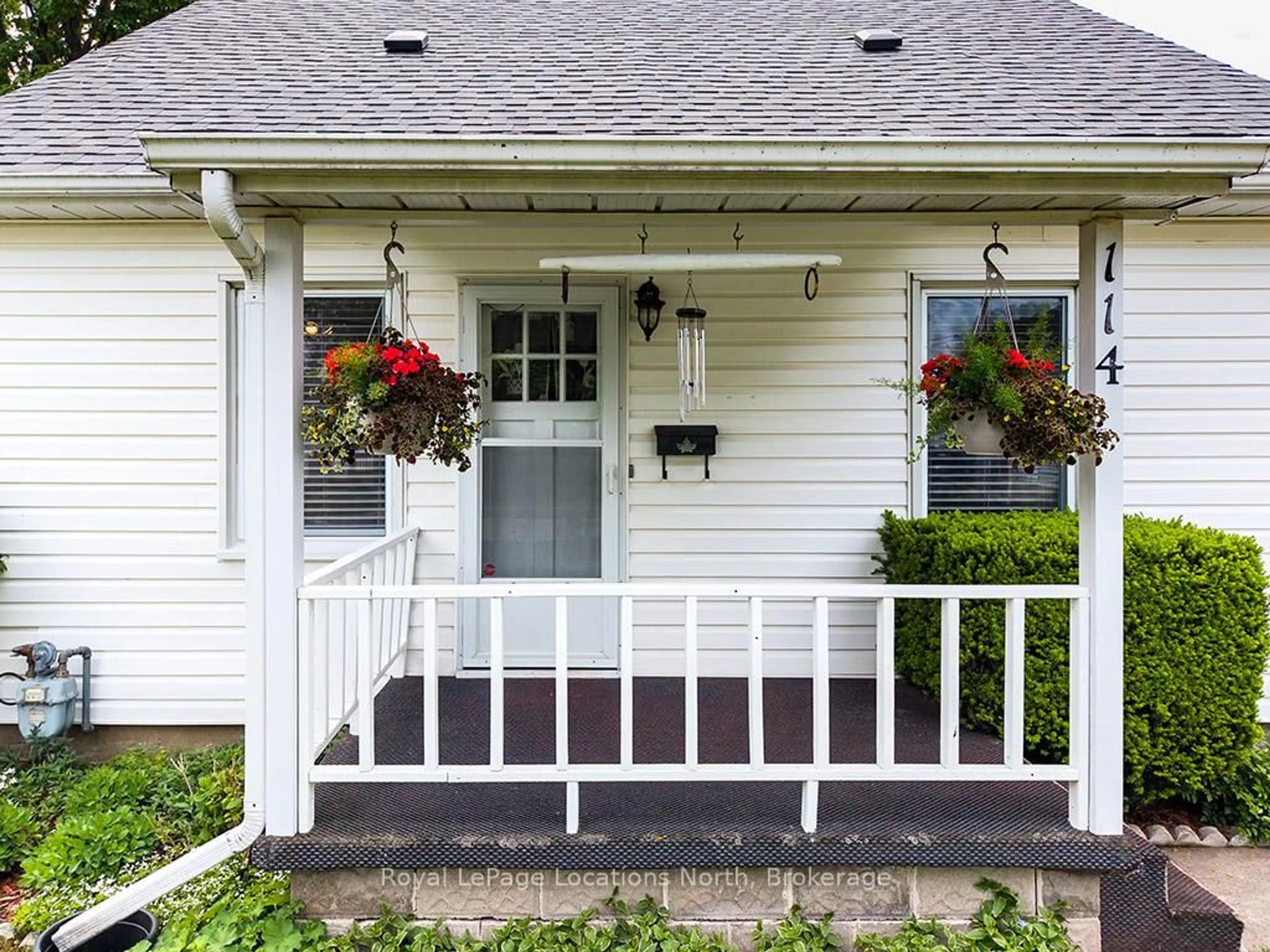 Home with vinyl exterior material, street for 114 Eighth St, Collingwood Ontario L9Y 2C5