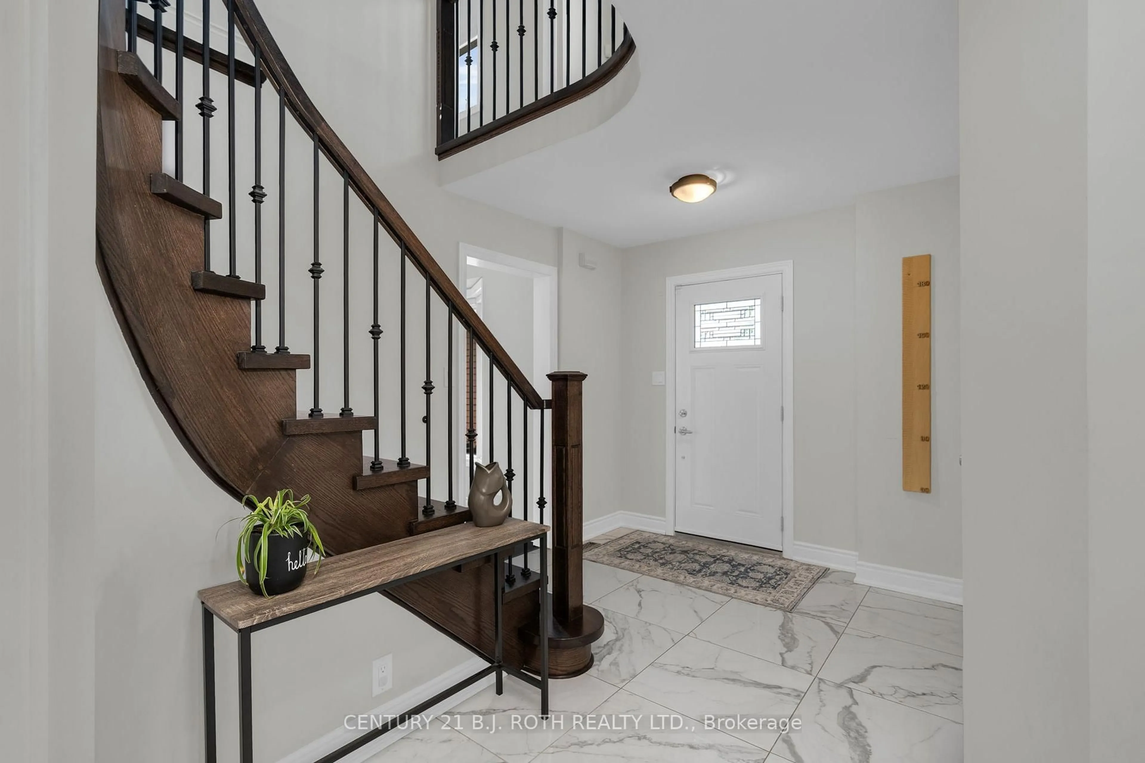 Indoor entryway for 16 Longman Dr, Barrie Ontario L4N 7C2
