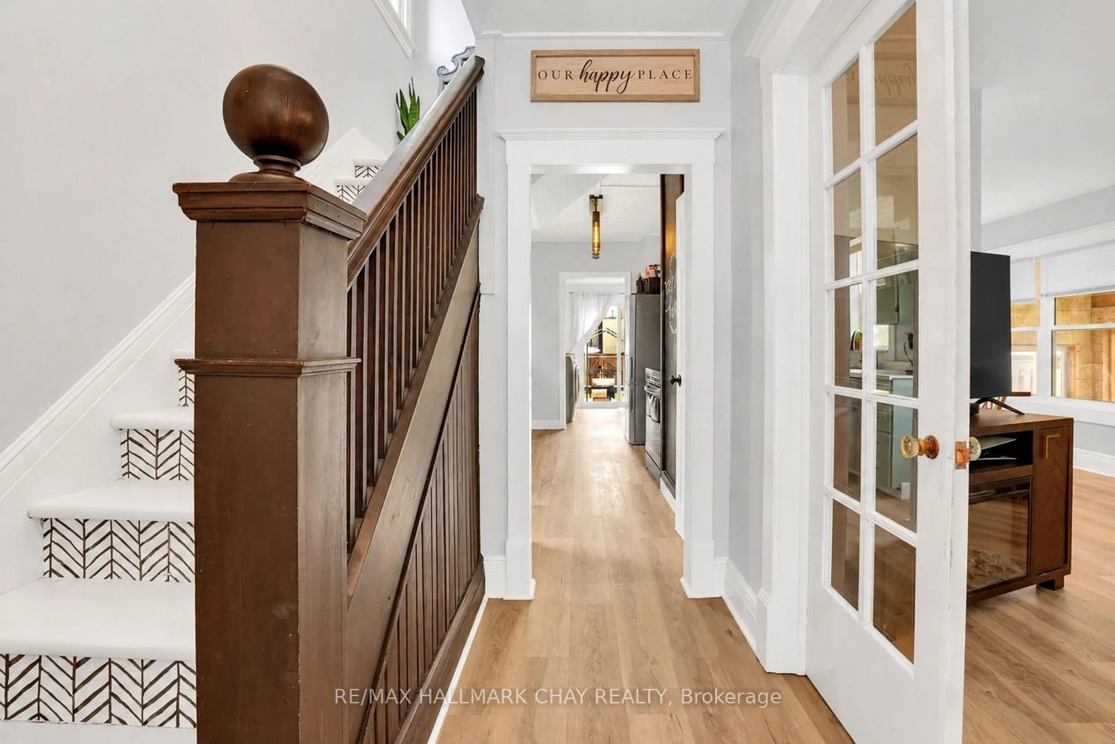 Indoor entryway for 92 Dunlop St, Orillia Ontario L3V 5P4