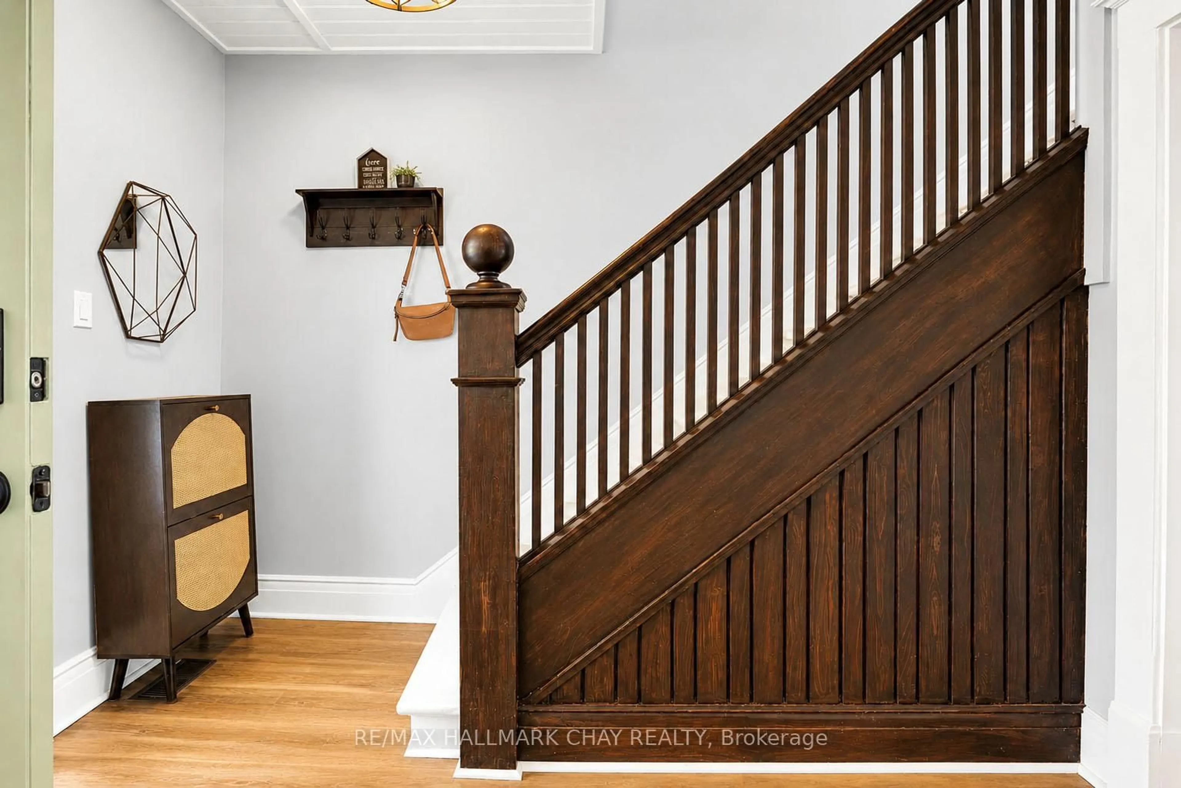 Indoor entryway for 92 Dunlop St, Orillia Ontario L3V 5P4