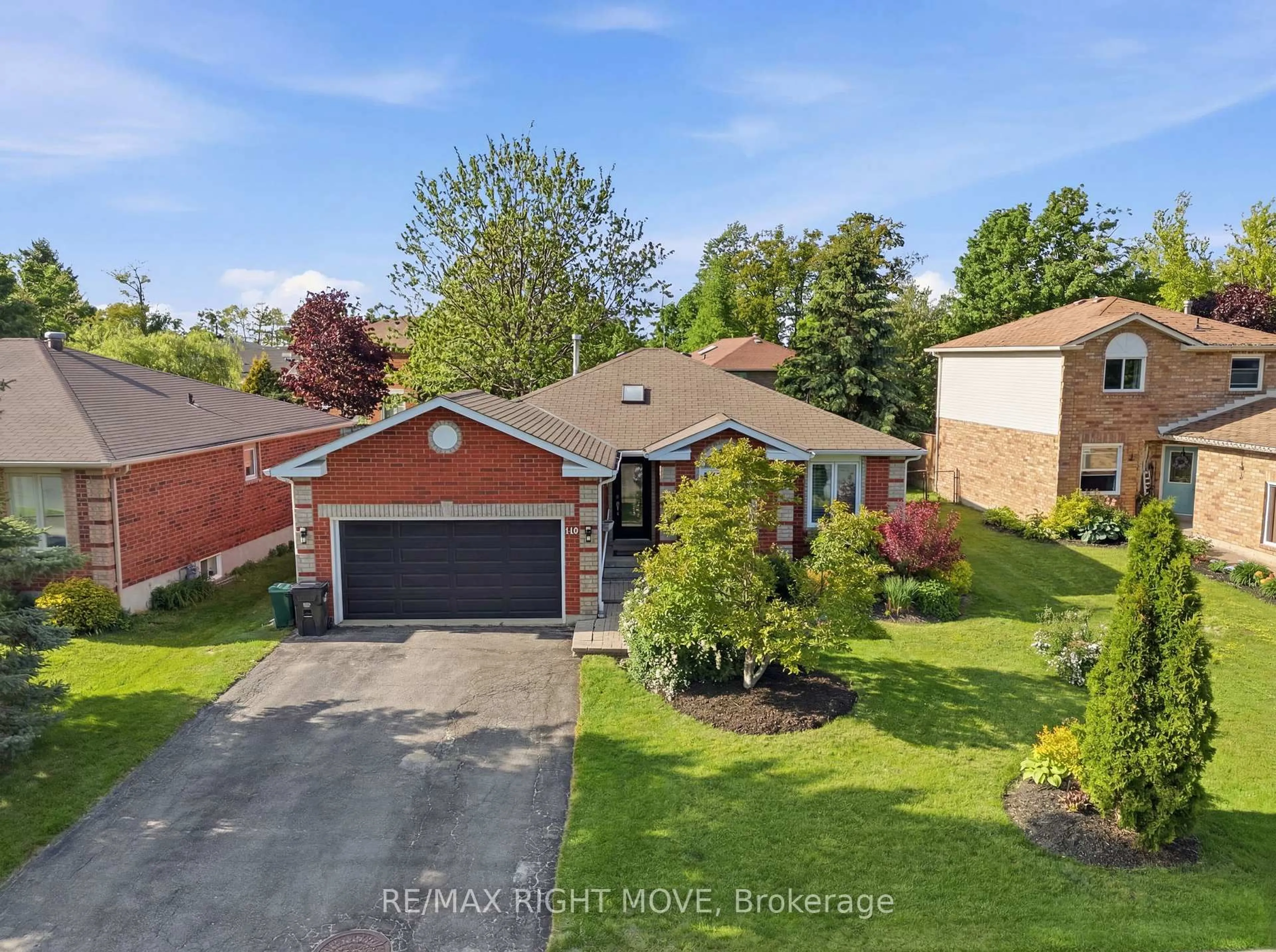 A pic from outside/outdoor area/front of a property/back of a property/a pic from drone, street for 300 Cundles Rd, Barrie Ontario L4N 7C9