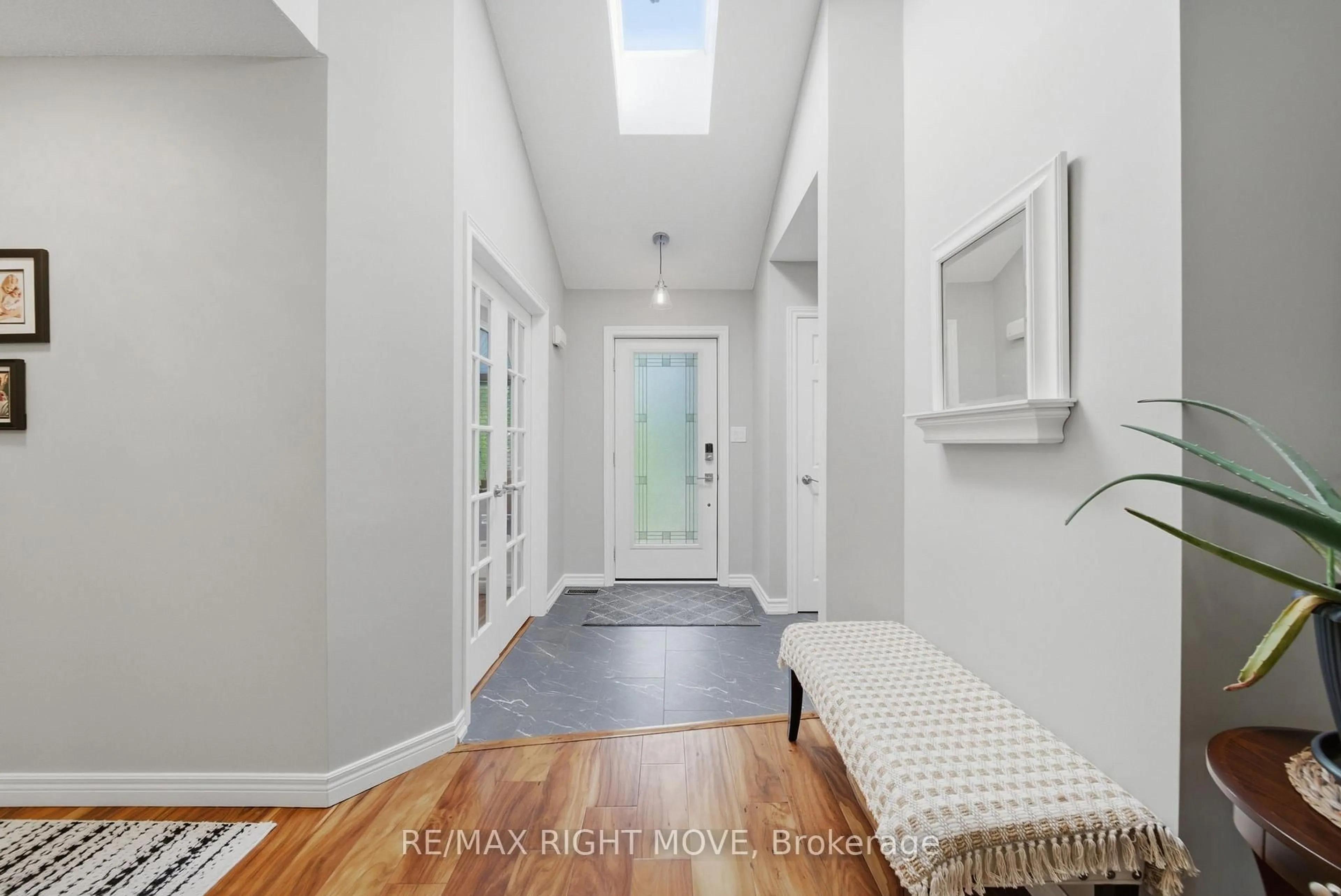 Indoor entryway for 300 Cundles Rd, Barrie Ontario L4N 7C9