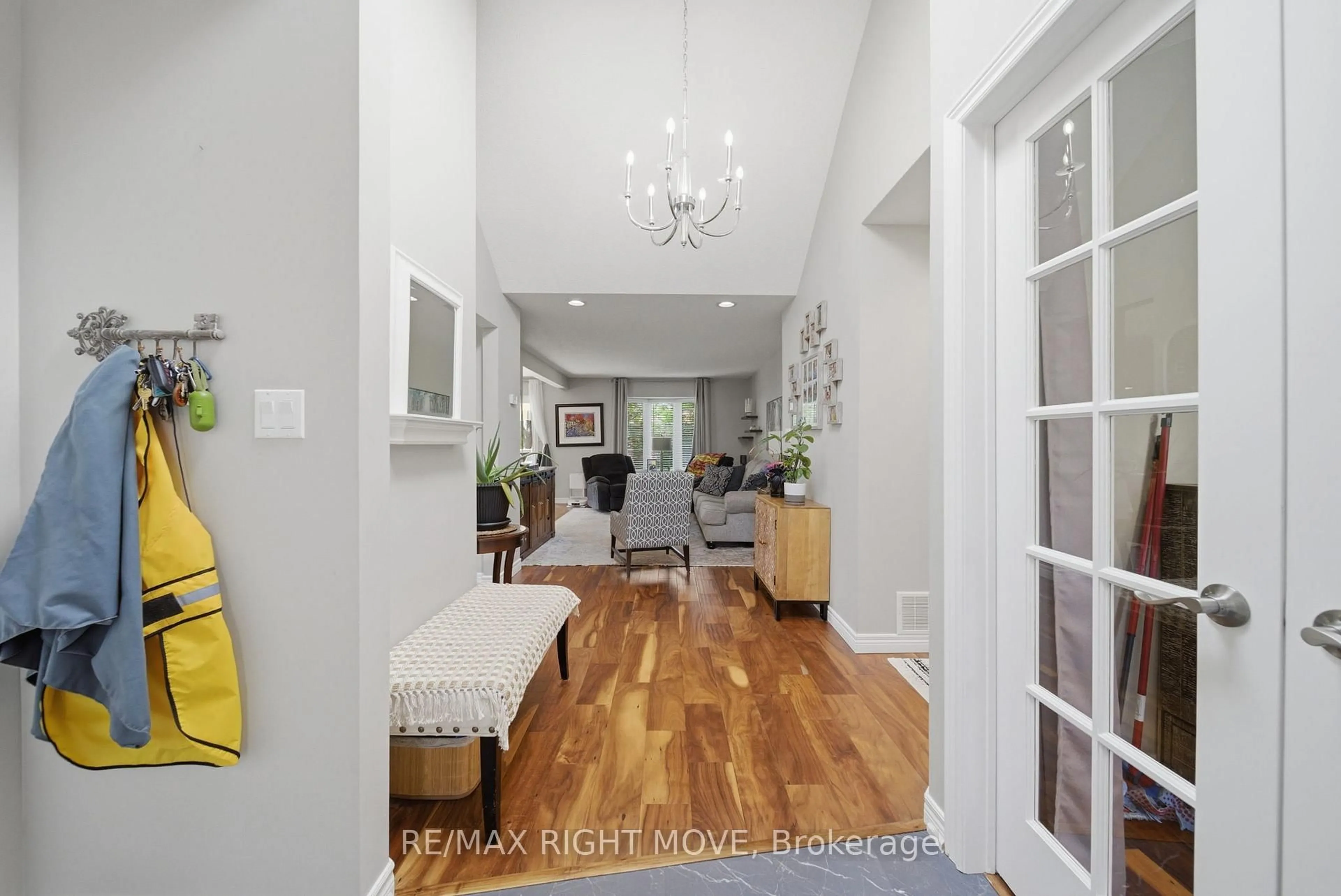 Indoor entryway for 300 Cundles Rd, Barrie Ontario L4N 7C9