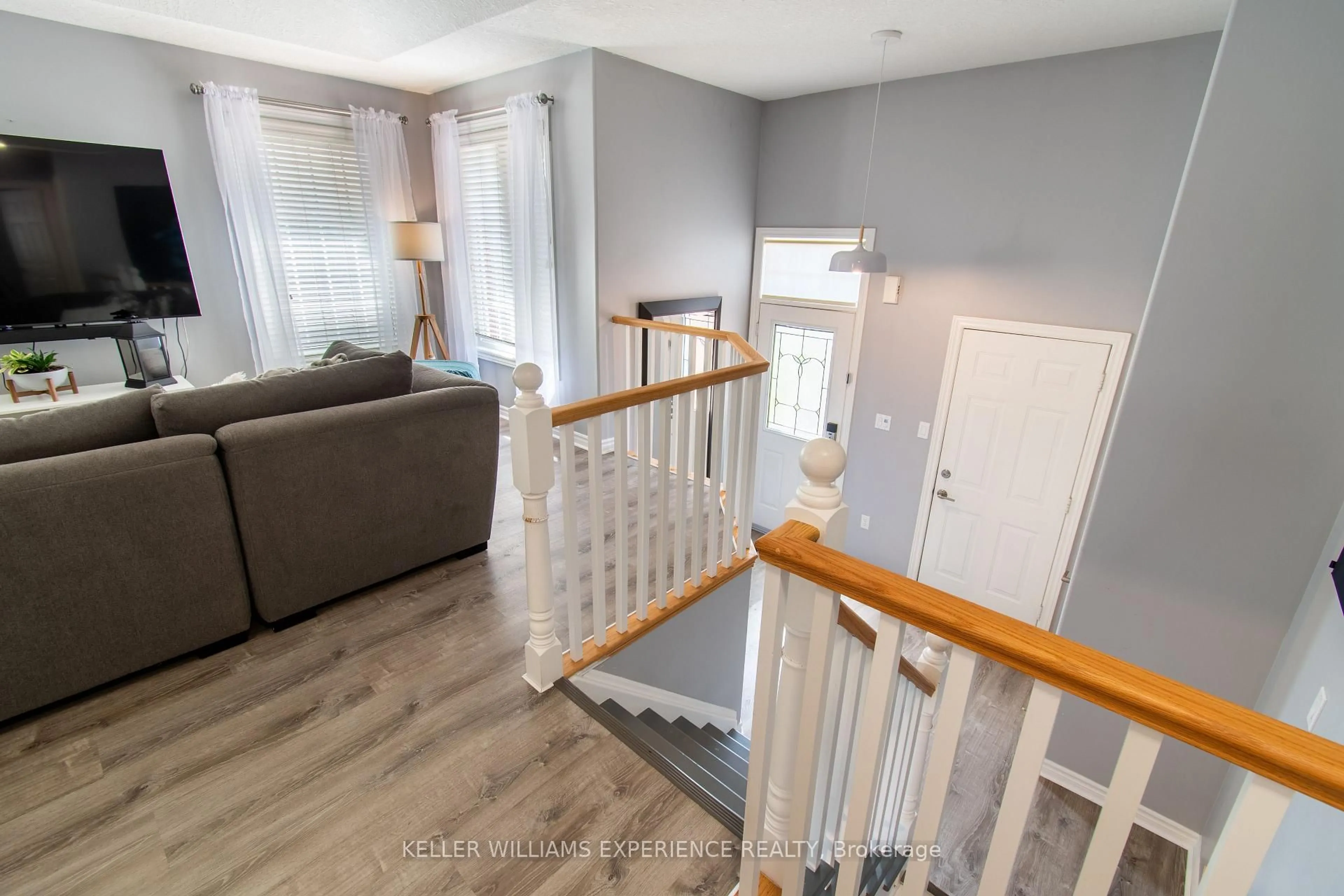 Indoor entryway for 57 Parisian Cres, Barrie Ontario L4N 0Y9