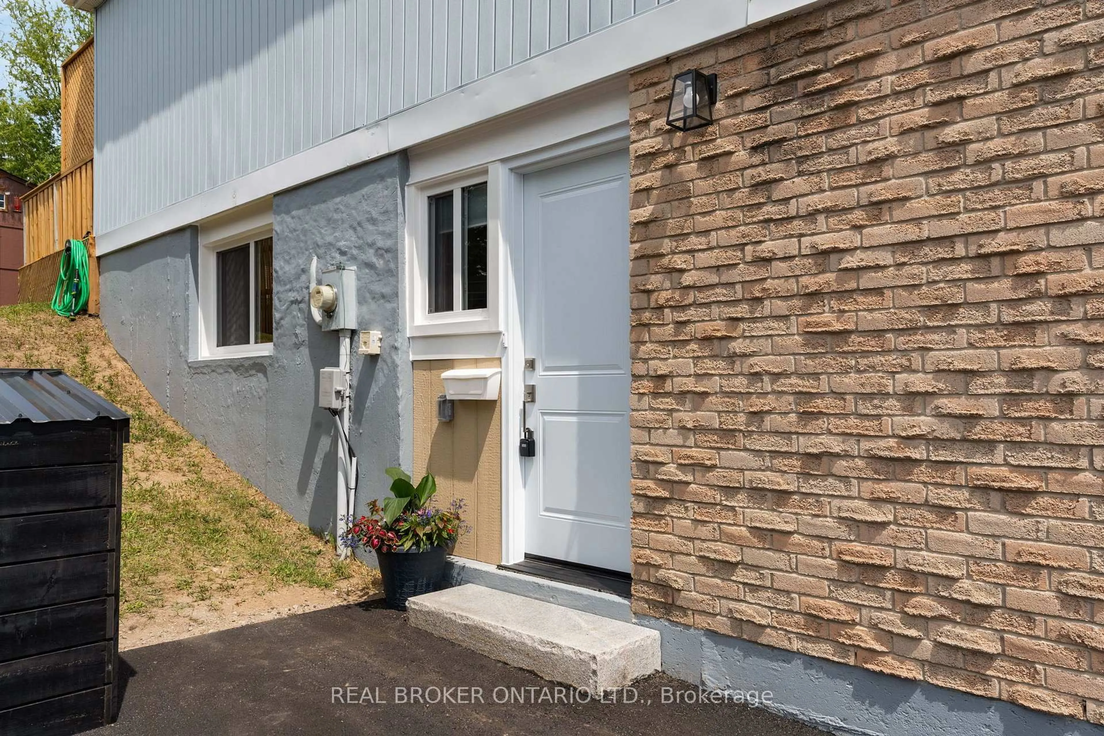 Indoor entryway for 50 Browning Tr, Barrie Ontario L4N 4Z5
