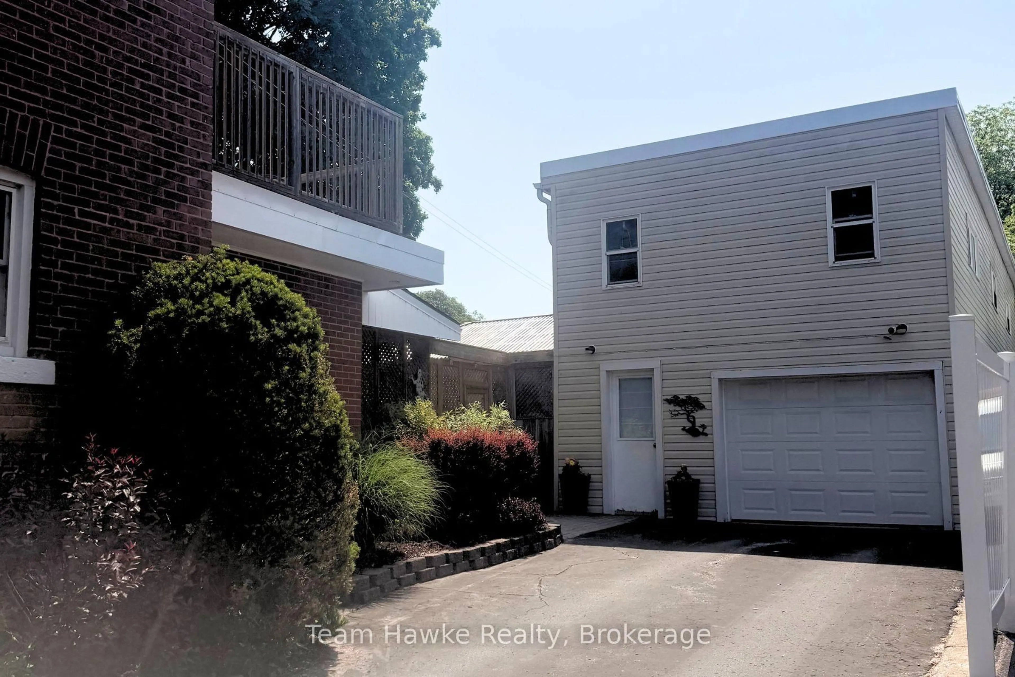 A pic from outside/outdoor area/front of a property/back of a property/a pic from drone, street for 443 Elizabeth St, Midland Ontario L4R 1Z7
