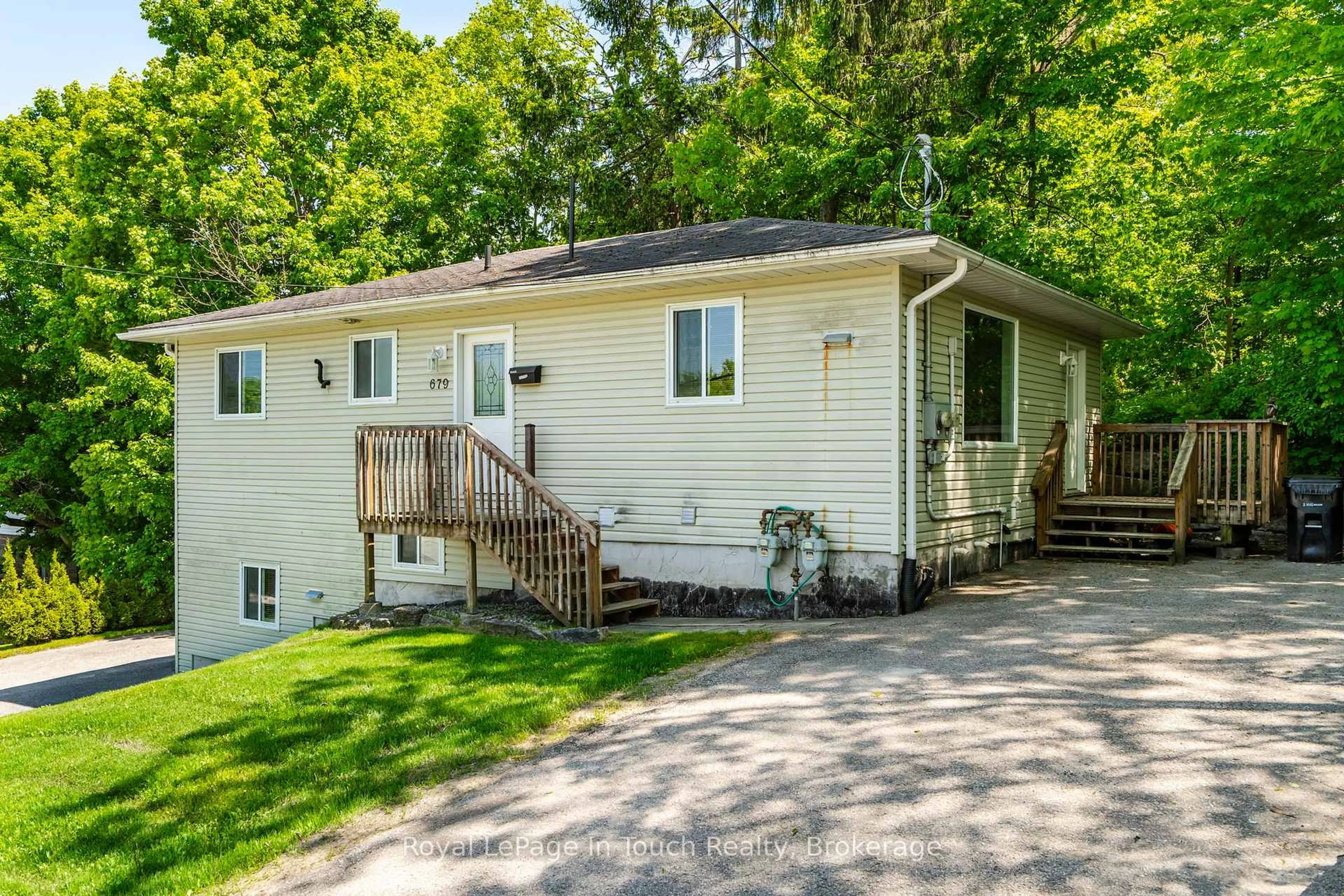Home with vinyl exterior material, street for 679 Montreal St, Midland Ontario L4R 1G5