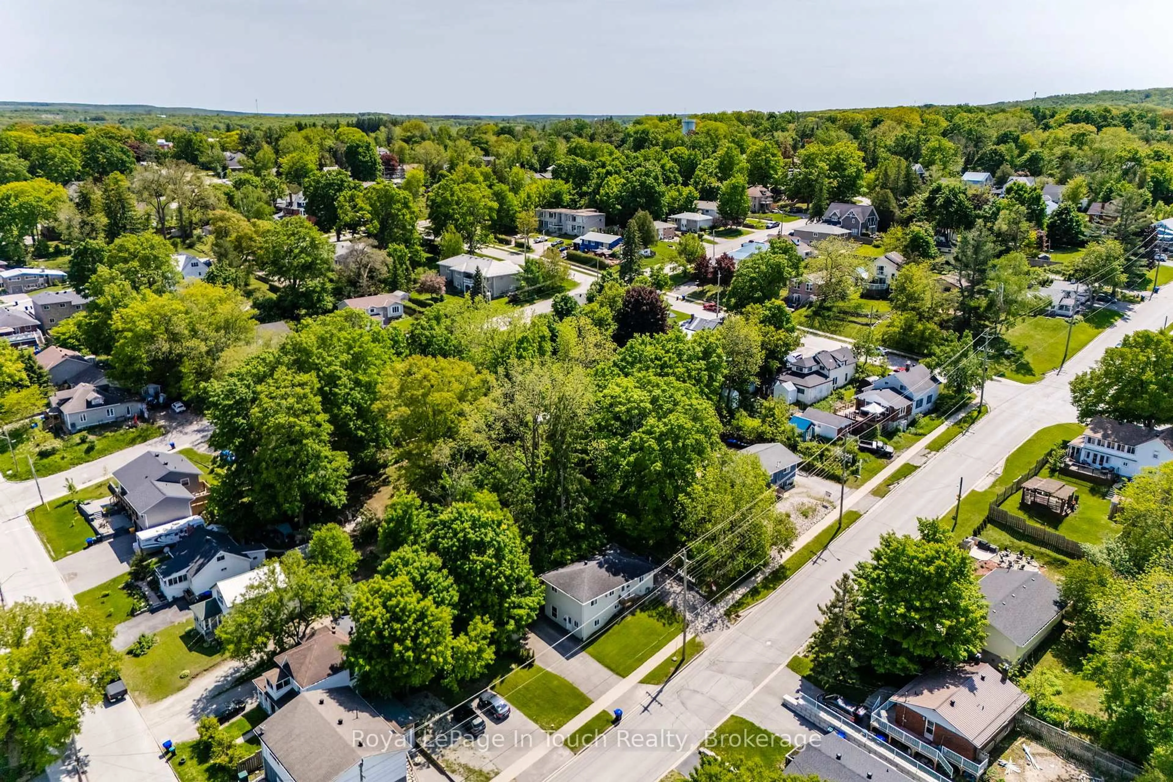A pic from outside/outdoor area/front of a property/back of a property/a pic from drone, street for 679 Montreal St, Midland Ontario L4R 1G5
