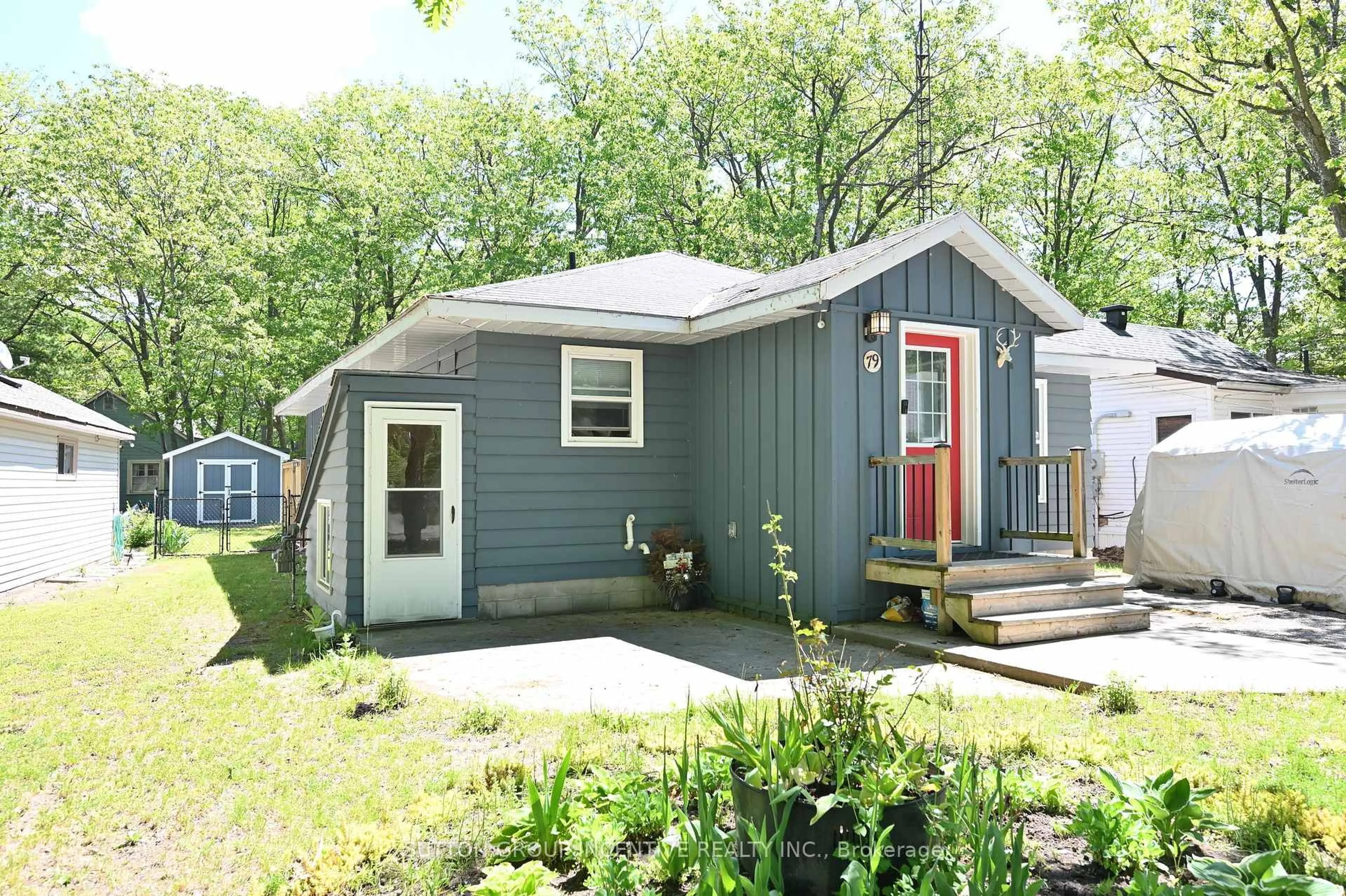 Home with vinyl exterior material, street for 79 23RD St, Wasaga Beach Ontario L9Z 2G4