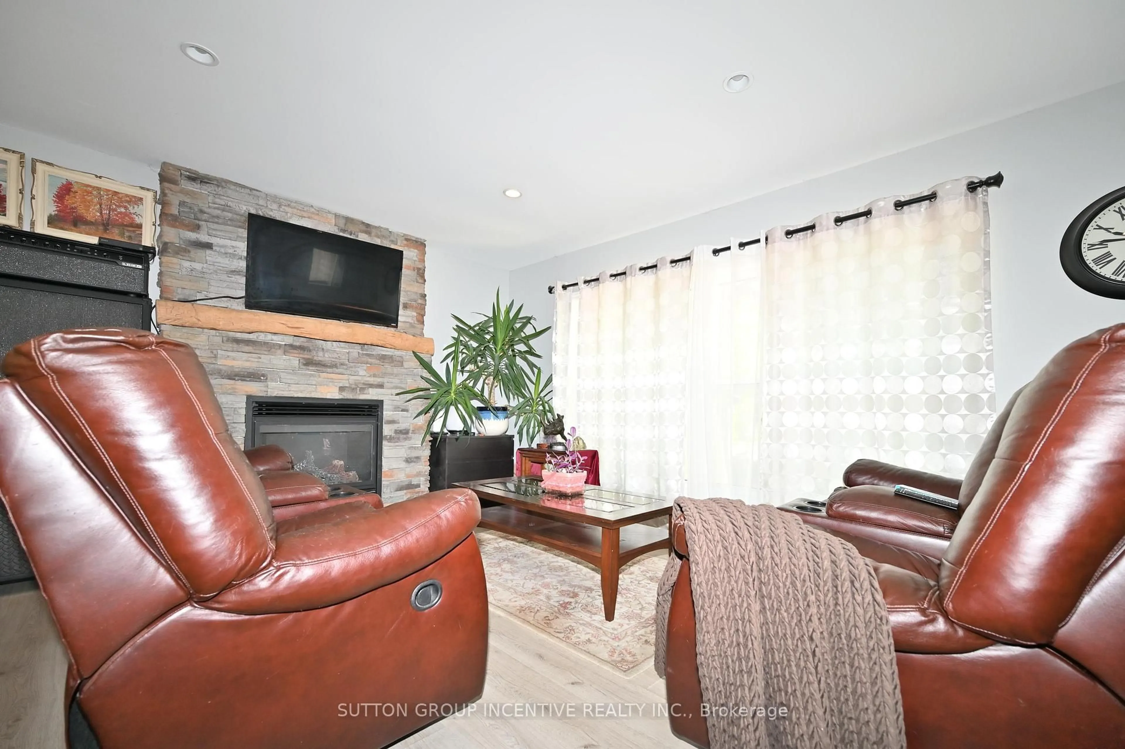 Living room with furniture, wood/laminate floor for 79 23RD St, Wasaga Beach Ontario L9Z 2G4