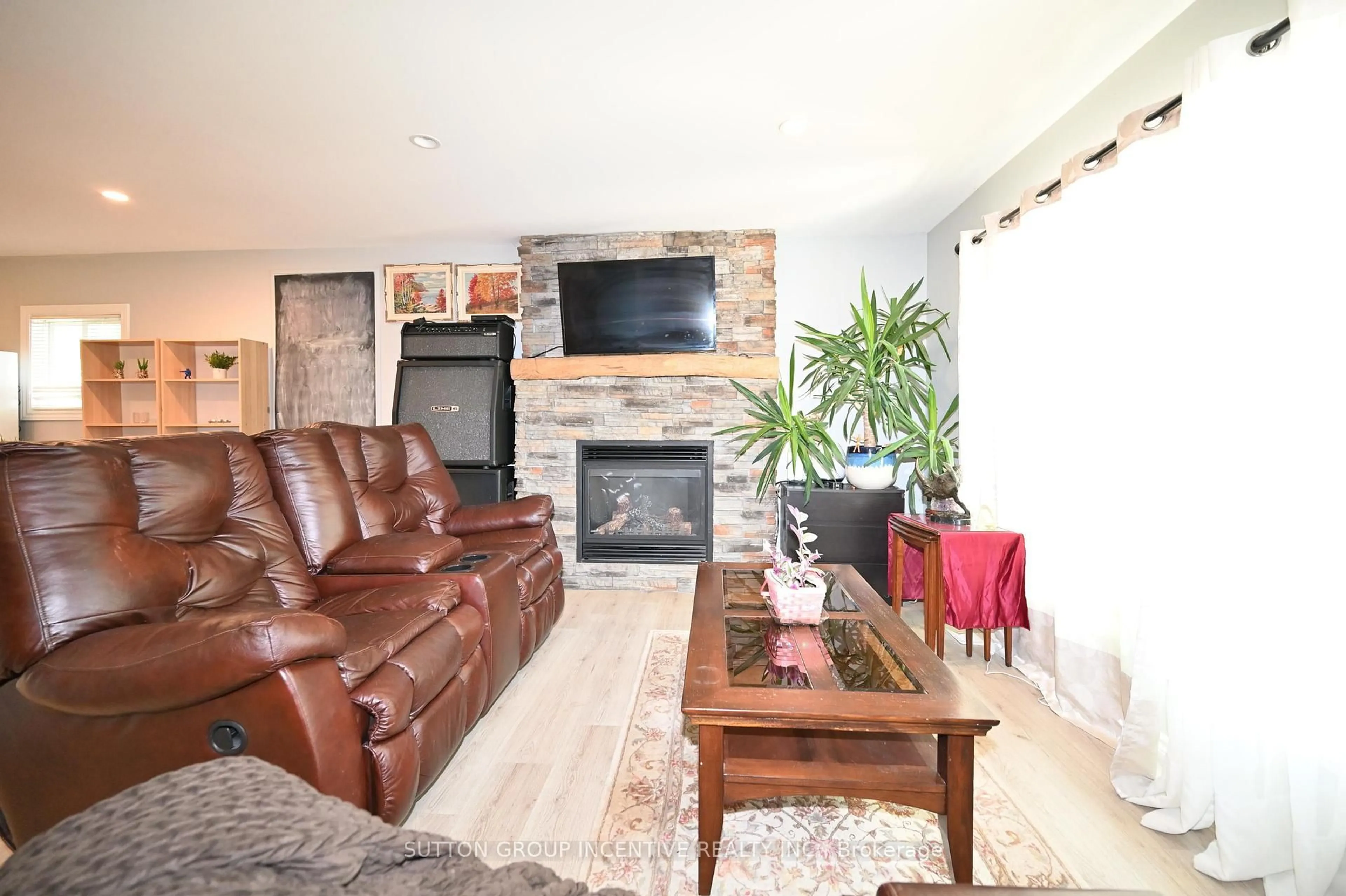 Living room with furniture, unknown for 79 23RD St, Wasaga Beach Ontario L9Z 2G4
