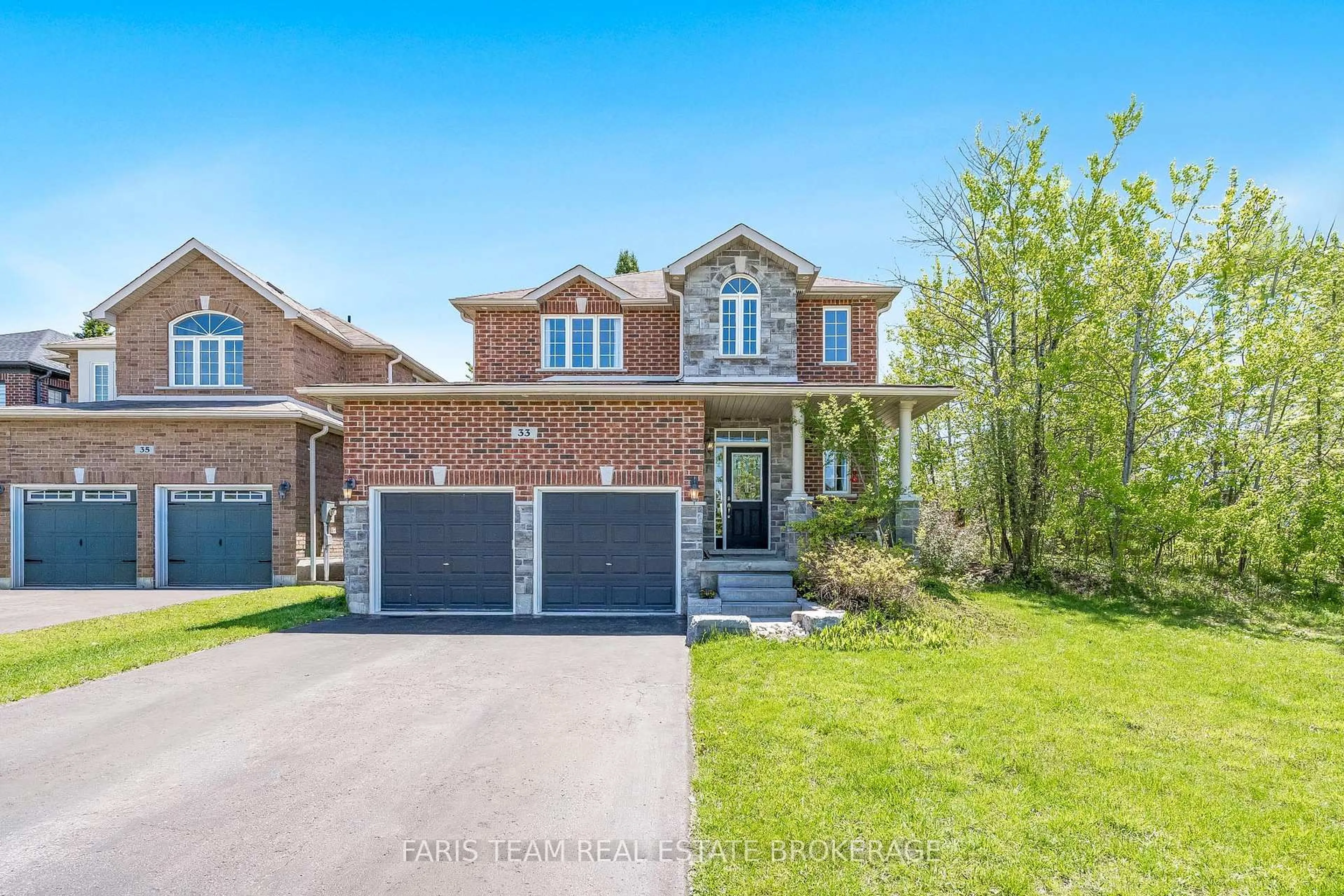 Home with brick exterior material, street for 33 Auburn Crt, Barrie Ontario L4N 6G9