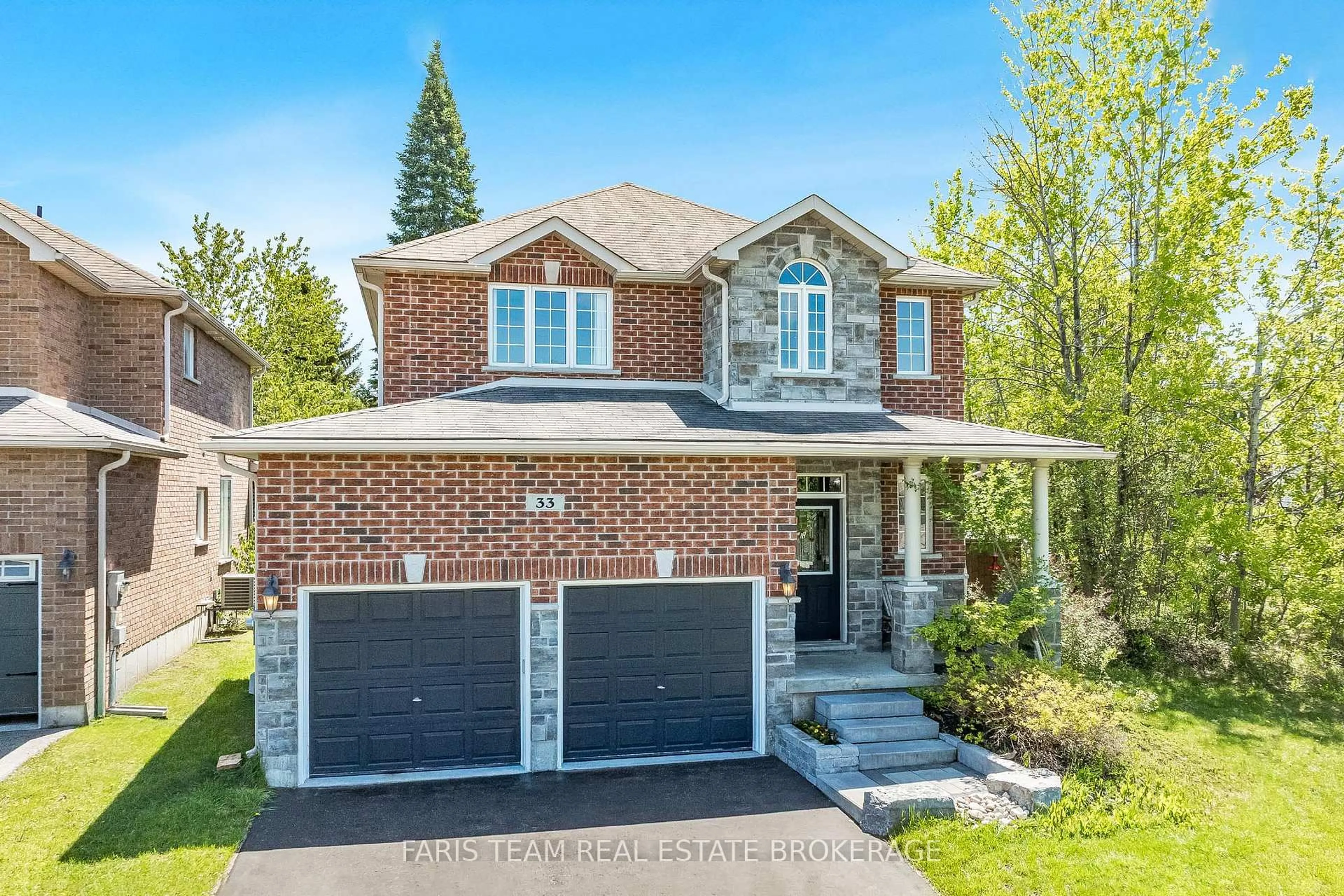 Home with brick exterior material, street for 33 Auburn Crt, Barrie Ontario L4N 6G9