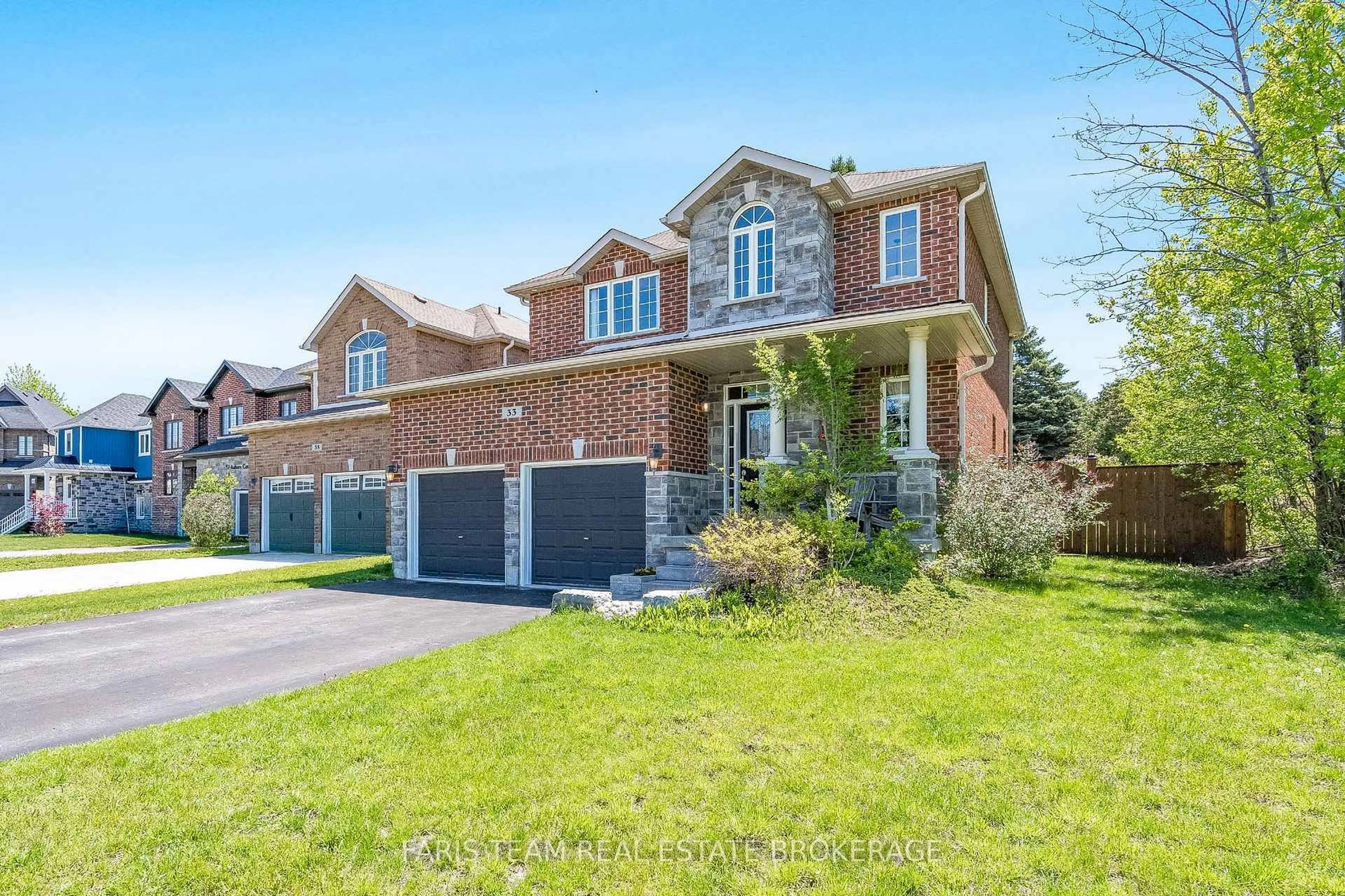 Home with brick exterior material, street for 33 Auburn Crt, Barrie Ontario L4N 6G9