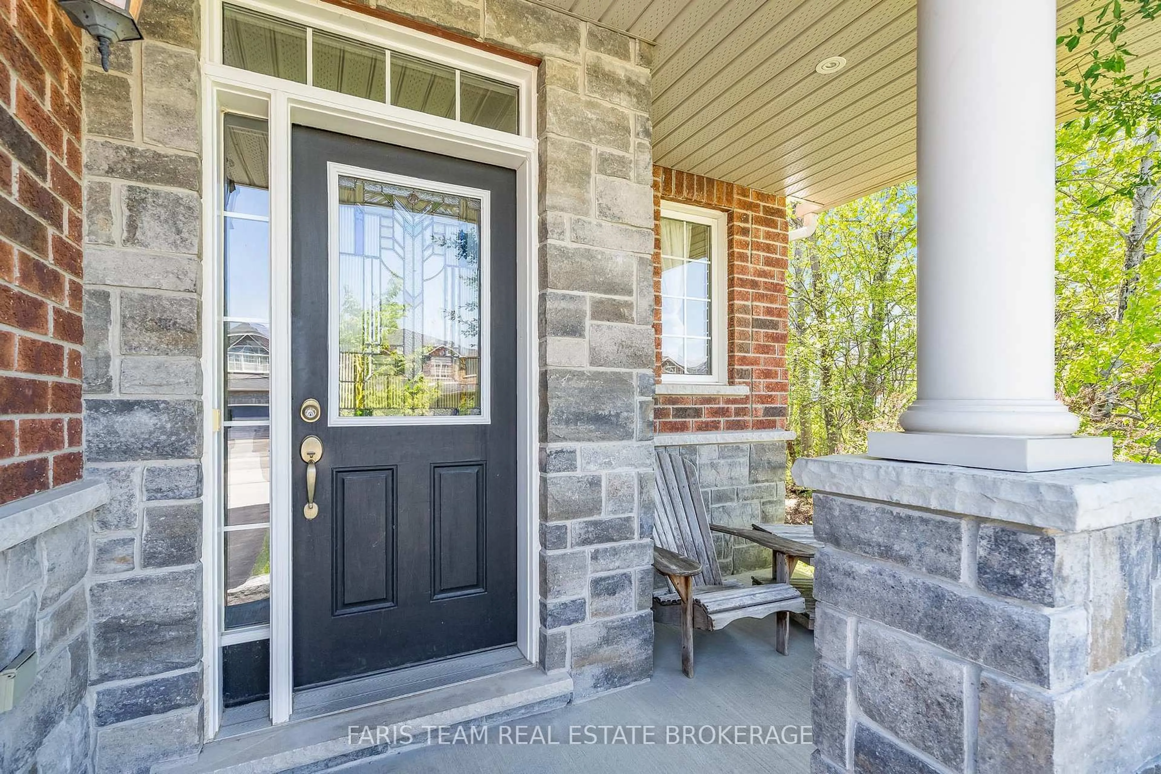 Home with brick exterior material, street for 33 Auburn Crt, Barrie Ontario L4N 6G9