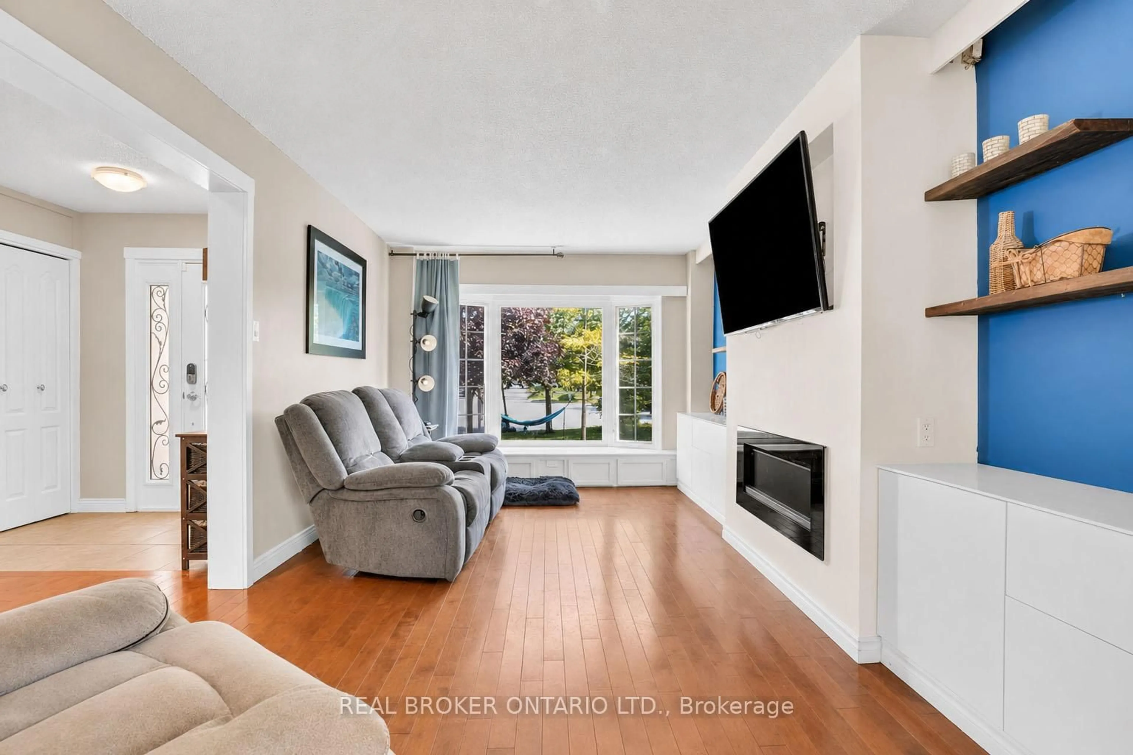 Living room with furniture, unknown for 104 Moon Dr, Barrie Ontario L4N 7G9