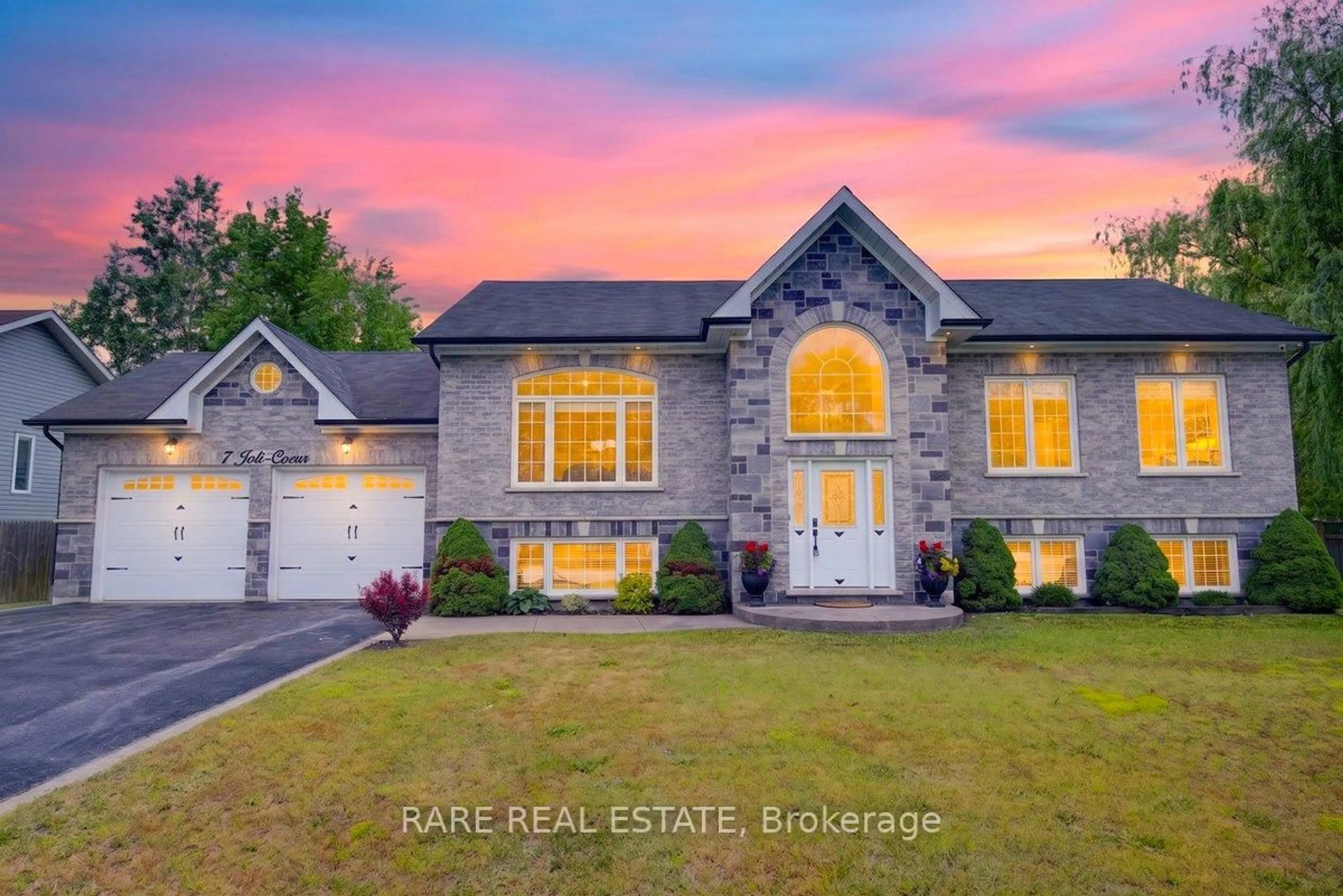 Home with brick exterior material, unknown for 4 Fatima Crt, Wasaga Beach Ontario L9Z 1K9