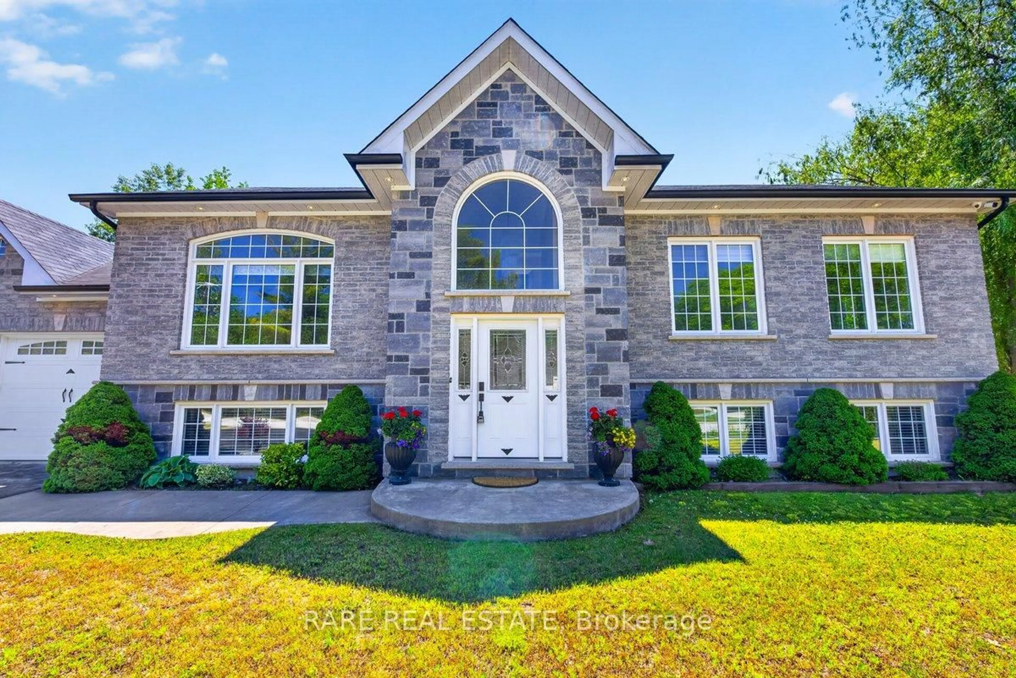 Home with brick exterior material, building for 4 Fatima Crt, Wasaga Beach Ontario L9Z 1K9
