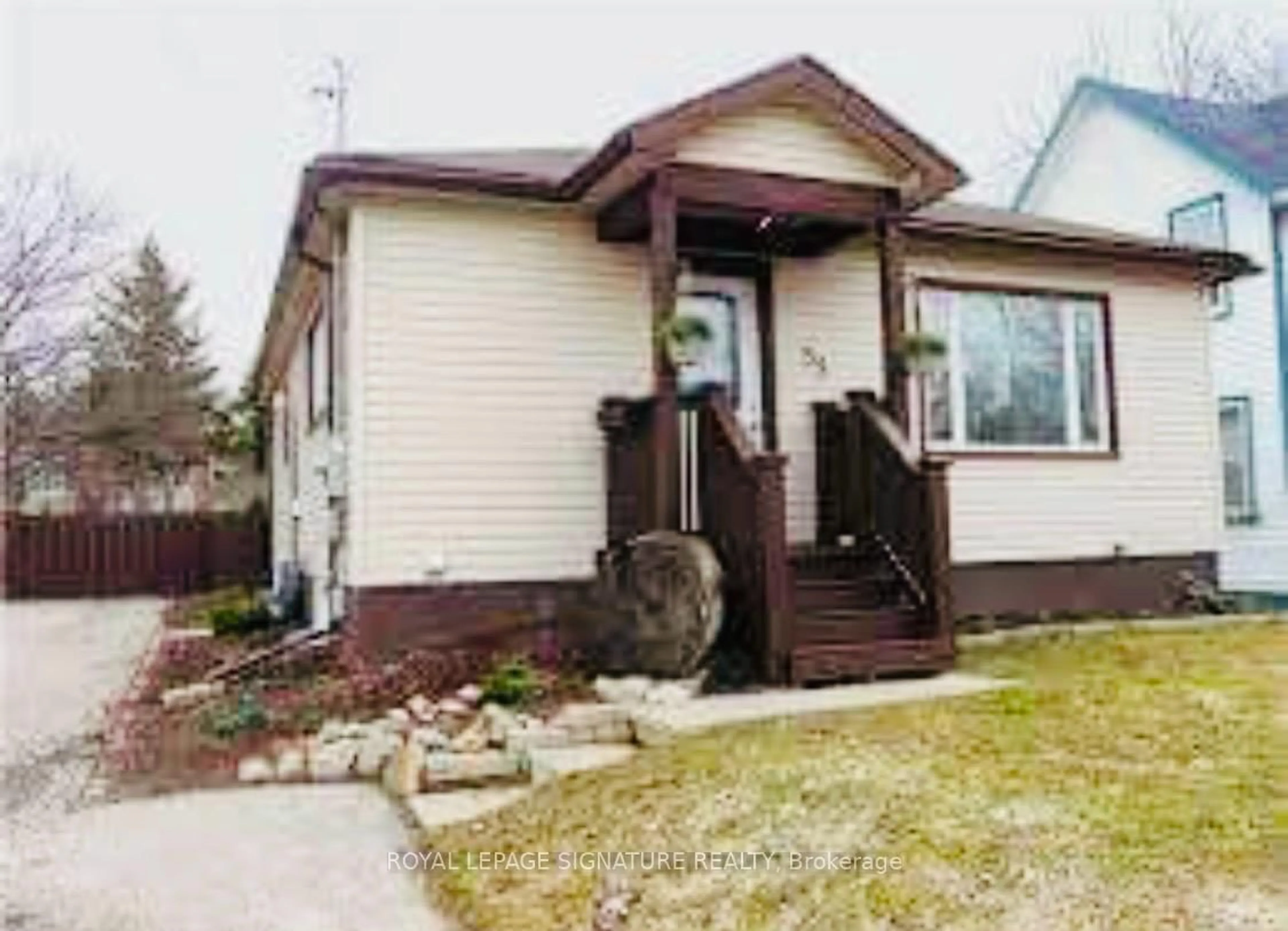 Home with vinyl exterior material, street for 59 Penetang St, Barrie Ontario L4M 1V5