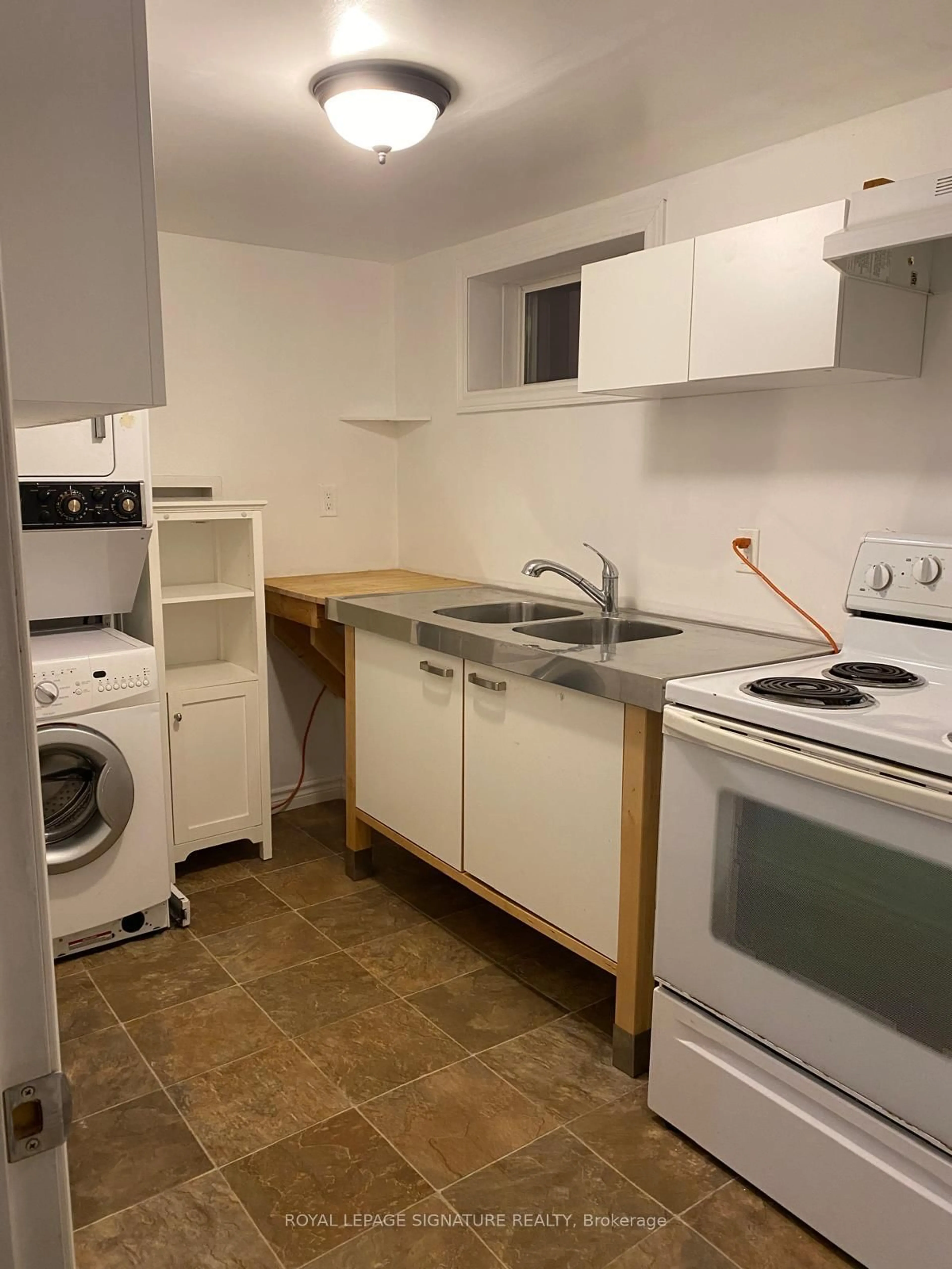 Standard kitchen, unknown for 59 Penetang St, Barrie Ontario L4M 1V5