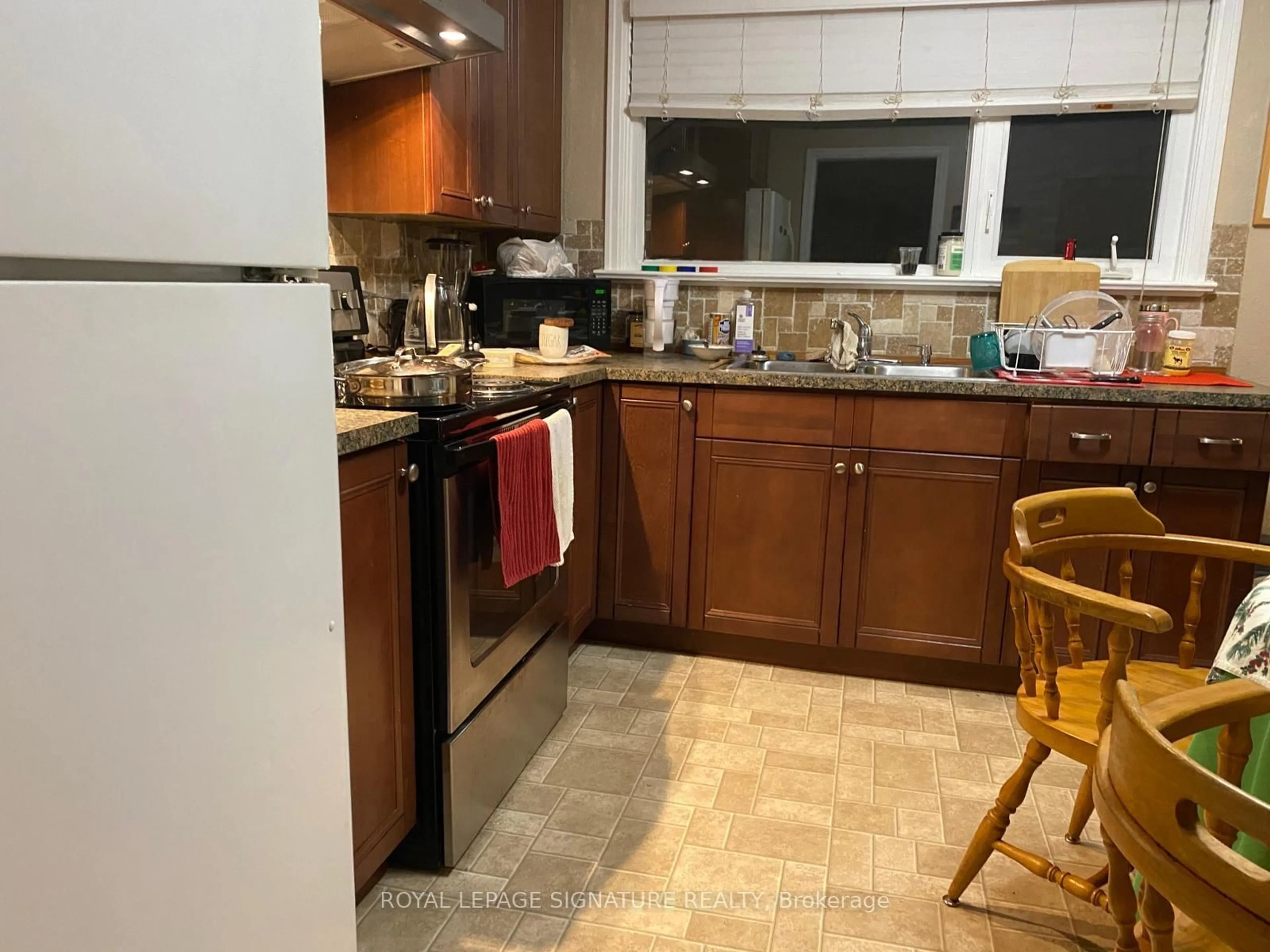 Standard kitchen, unknown for 59 Penetang St, Barrie Ontario L4M 1V5