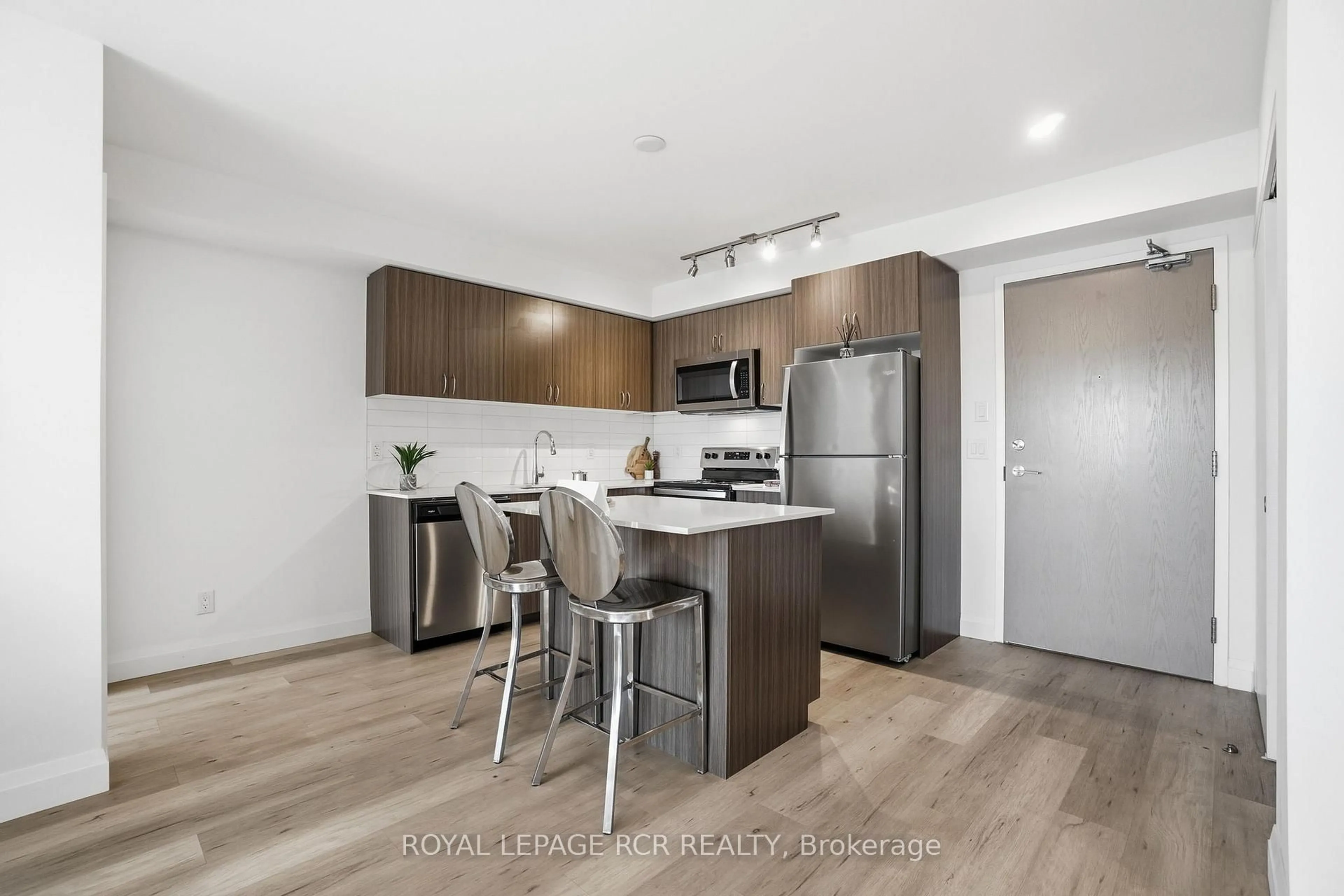 Open concept kitchen, wood/laminate floor for 58 Lakeside Terr #808, Barrie Ontario L4M 0L5