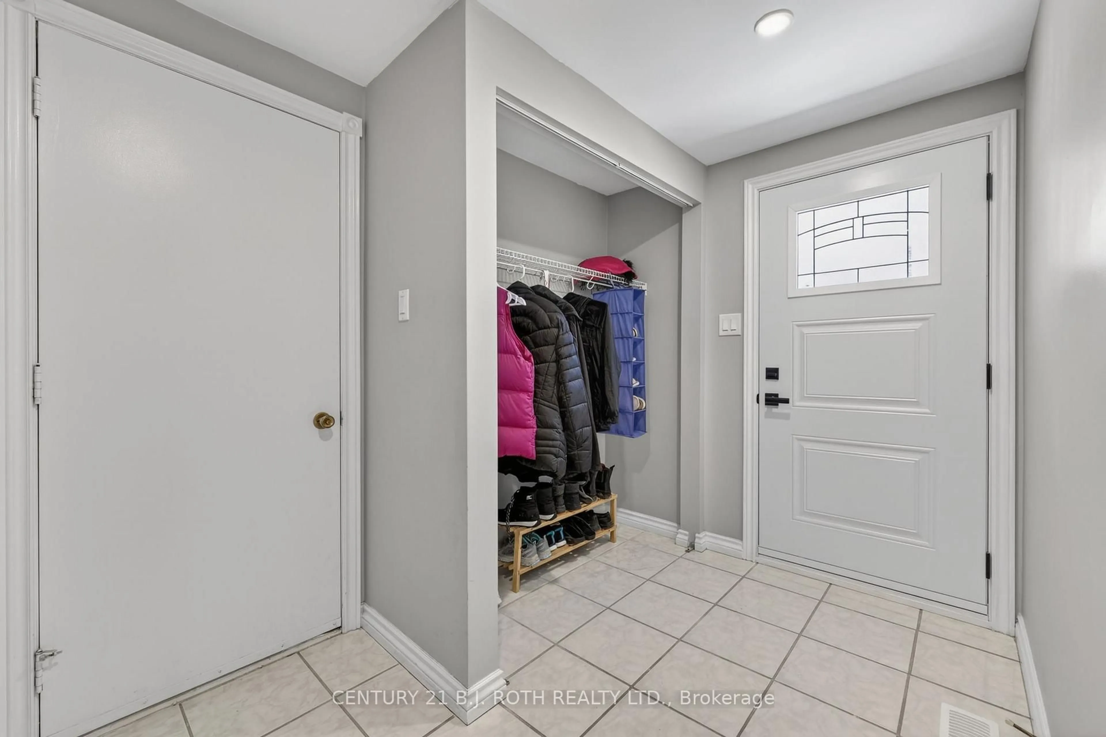 Indoor entryway for 6 Ford St, Barrie Ontario L4N 5X2