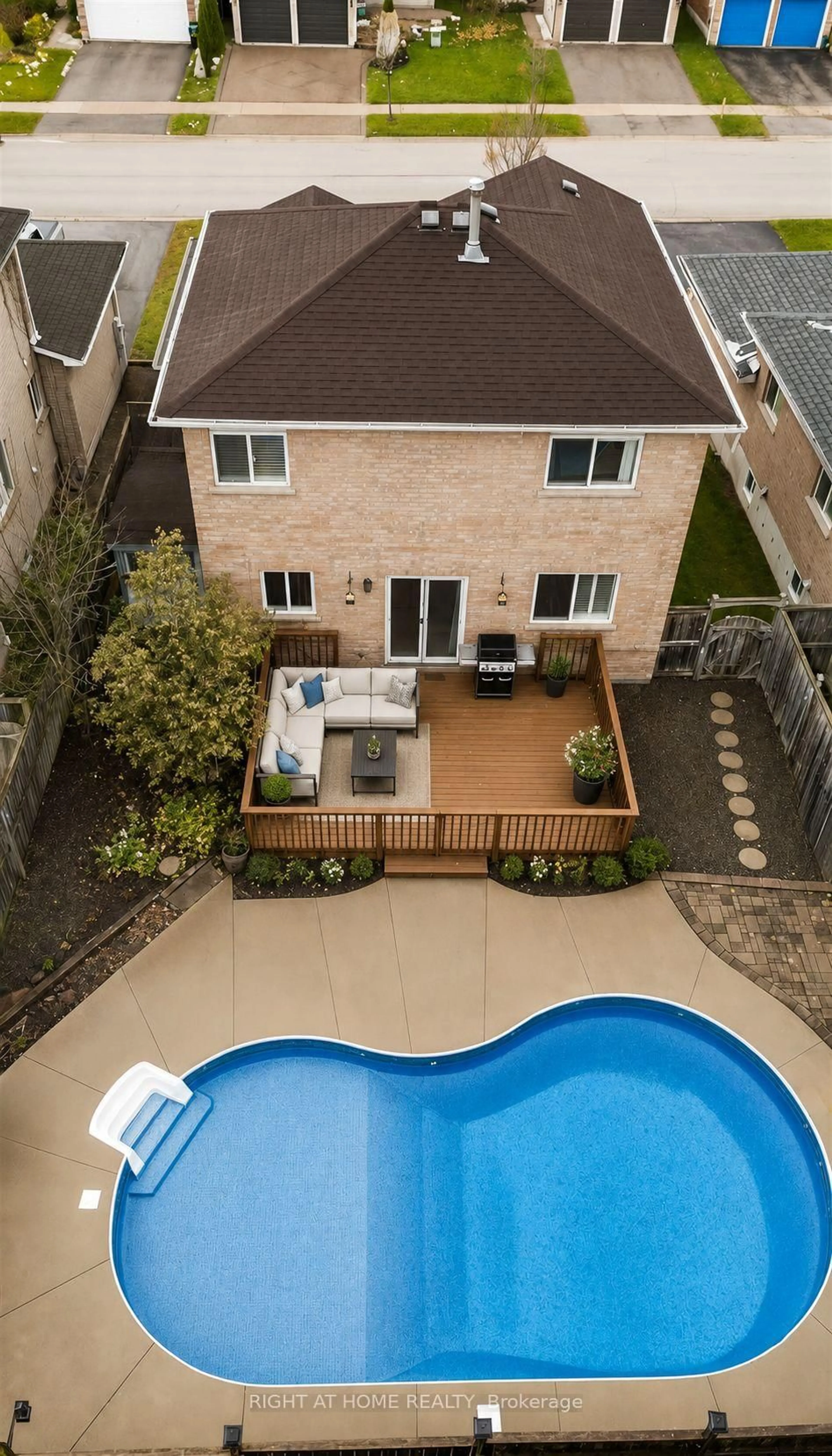A pic from outside/outdoor area/front of a property/back of a property/a pic from drone, unknown for 7 Michael Cres, Barrie Ontario L4M 6Y9