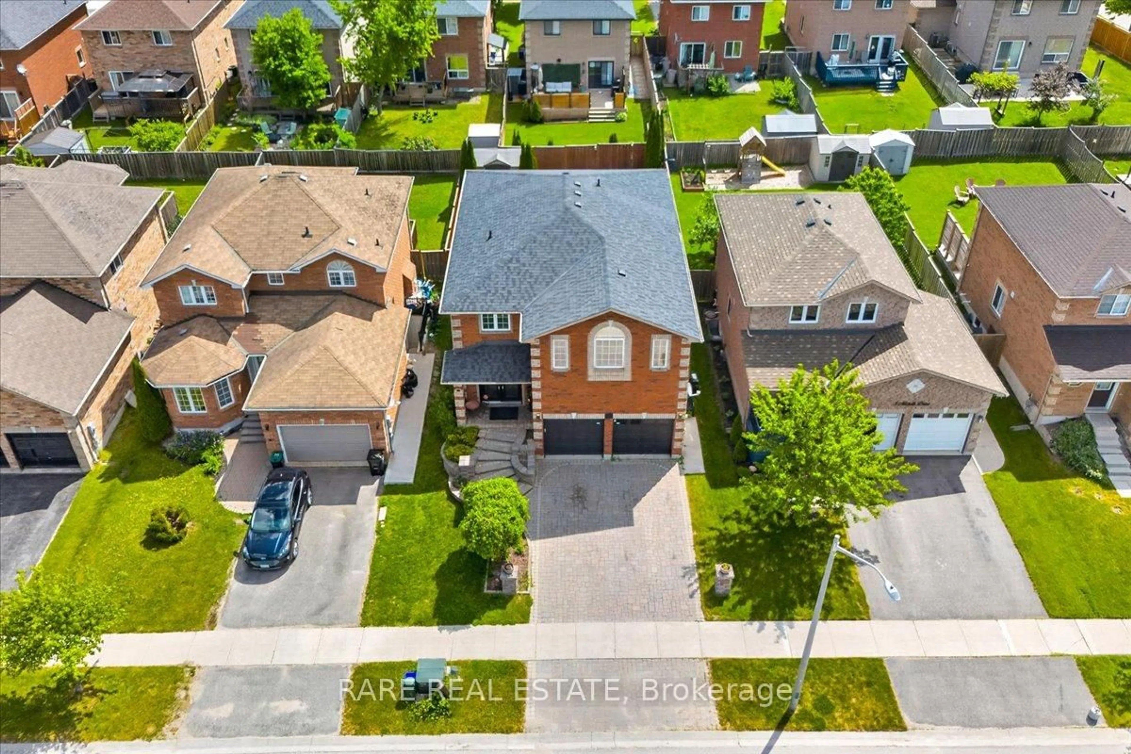 A pic from outside/outdoor area/front of a property/back of a property/a pic from drone, street for 7 Michelle Dr, Barrie Ontario L4N 5Y1