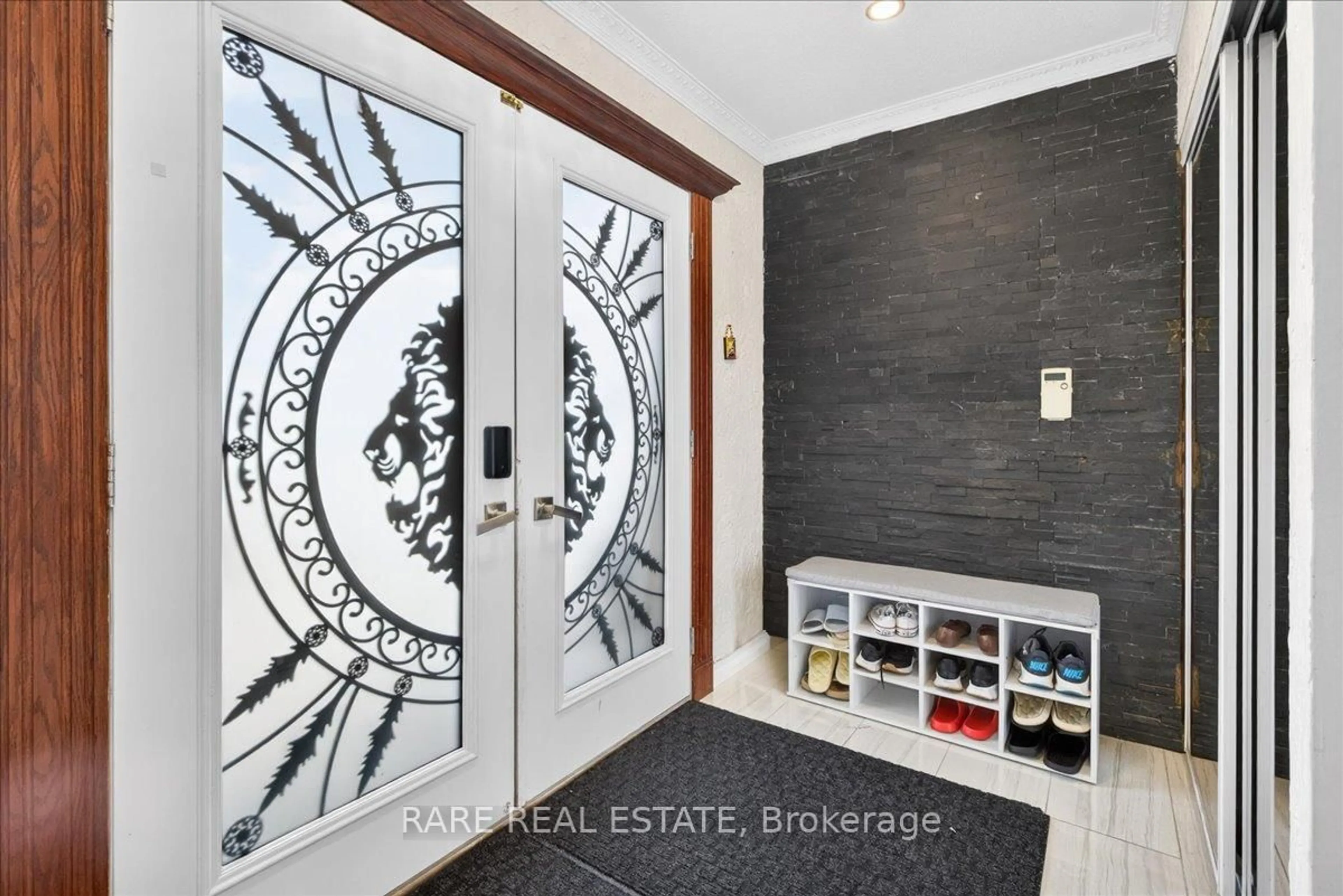 Indoor entryway for 7 Michelle Dr, Barrie Ontario L4N 5Y1