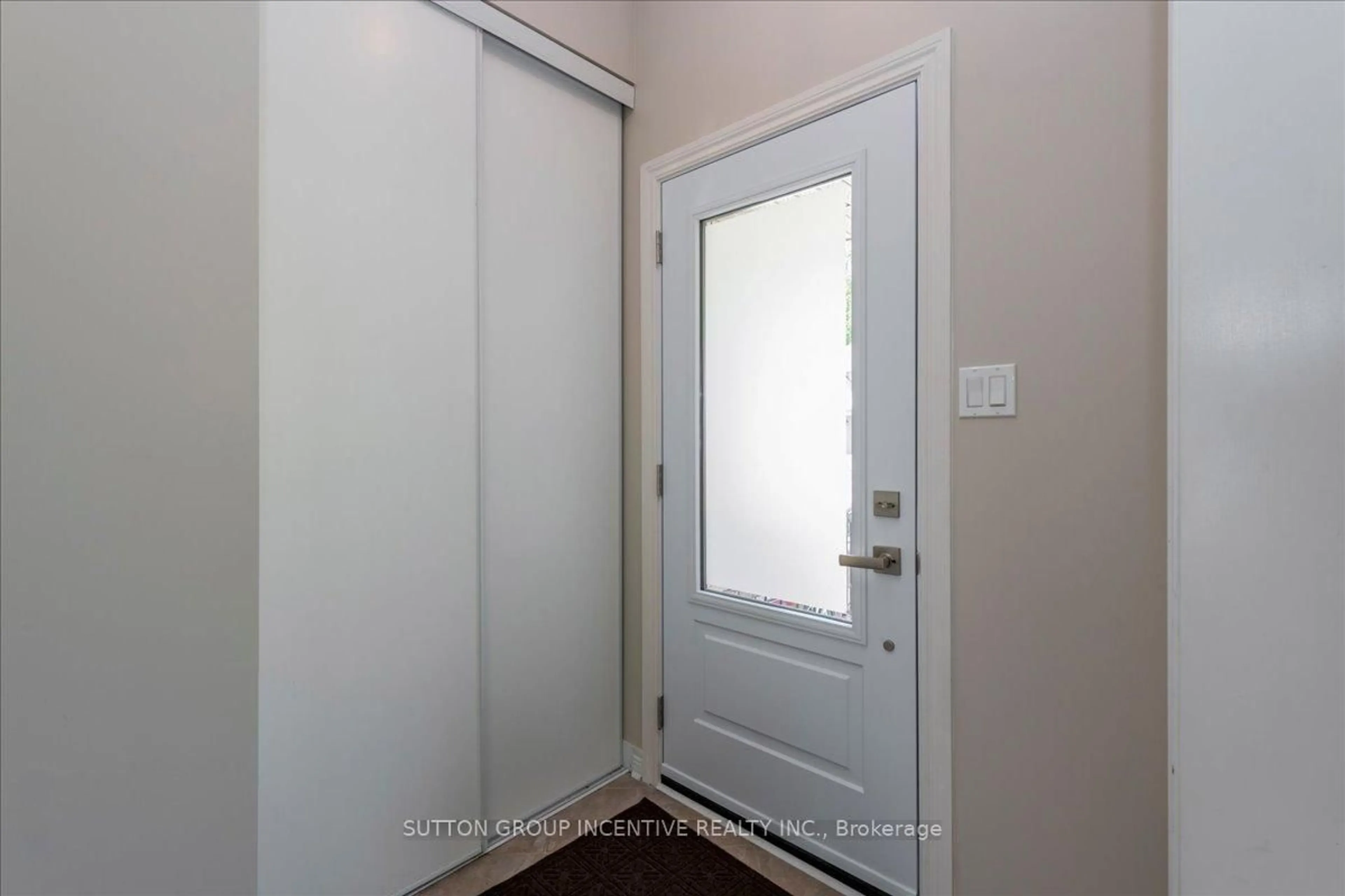 Indoor entryway for 11 Thrushwood Dr, Barrie Ontario L4N 0Z1