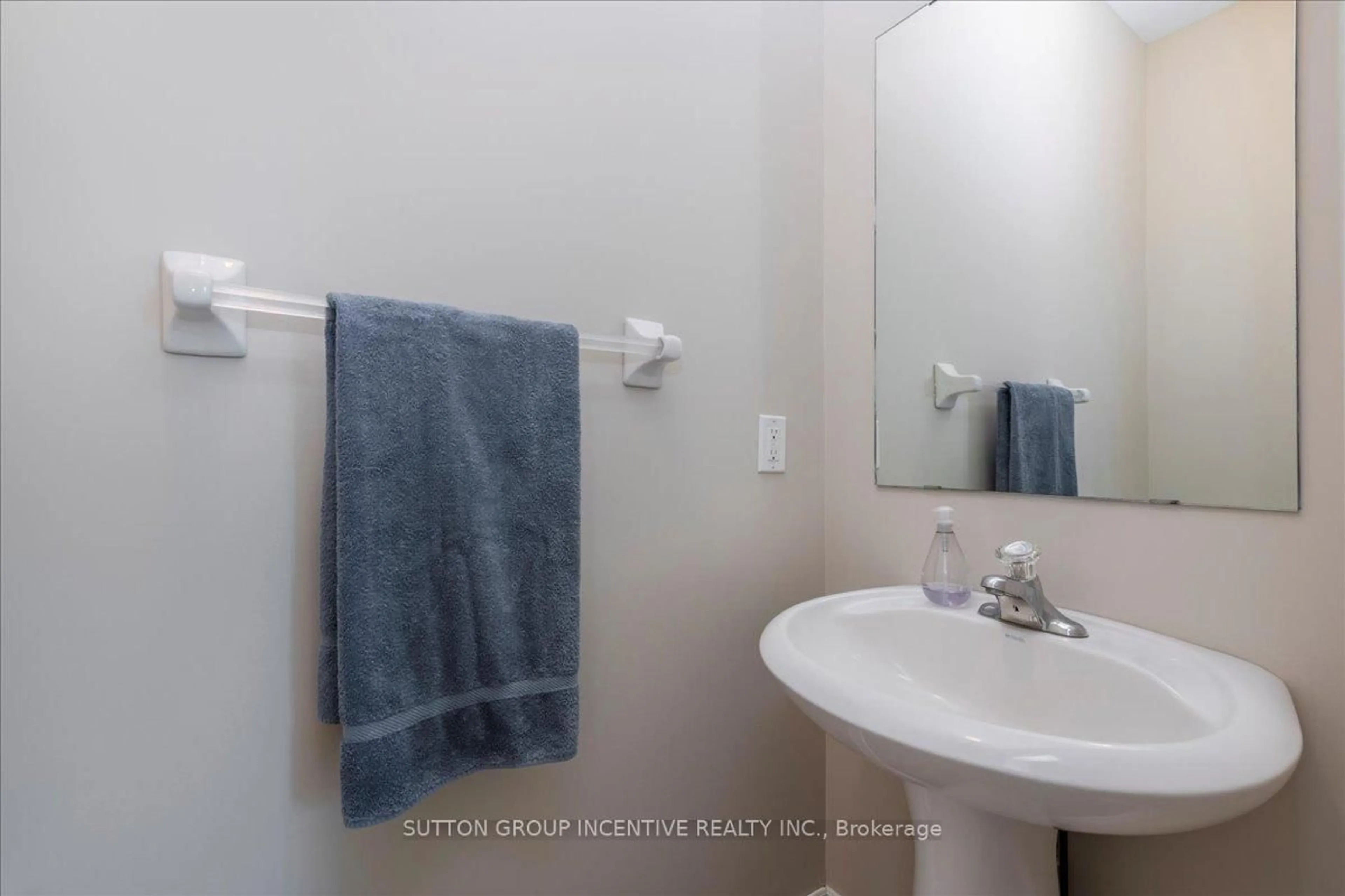 Standard bathroom, unknown for 11 Thrushwood Dr, Barrie Ontario L4N 0Z1