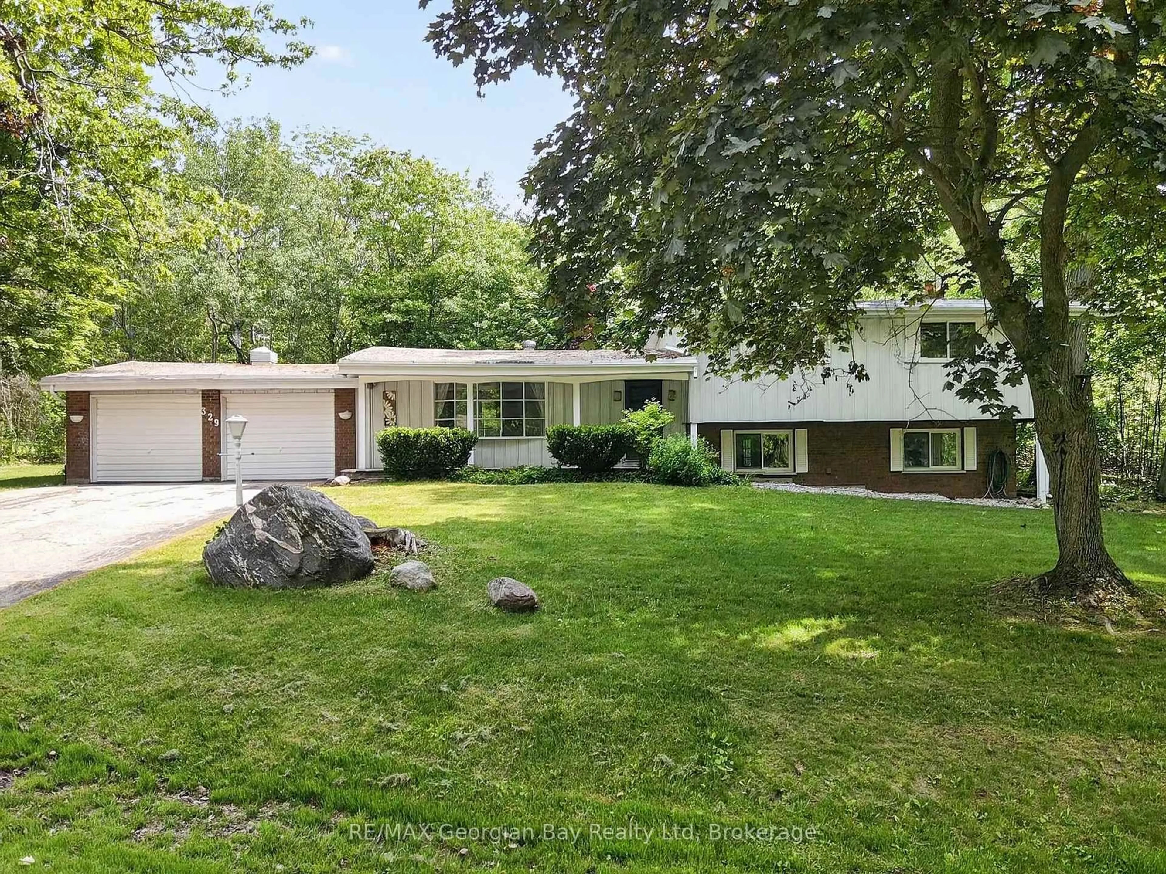 Home with vinyl exterior material, street for 329 Glenbrook Dr, Midland Ontario L4R 5G4