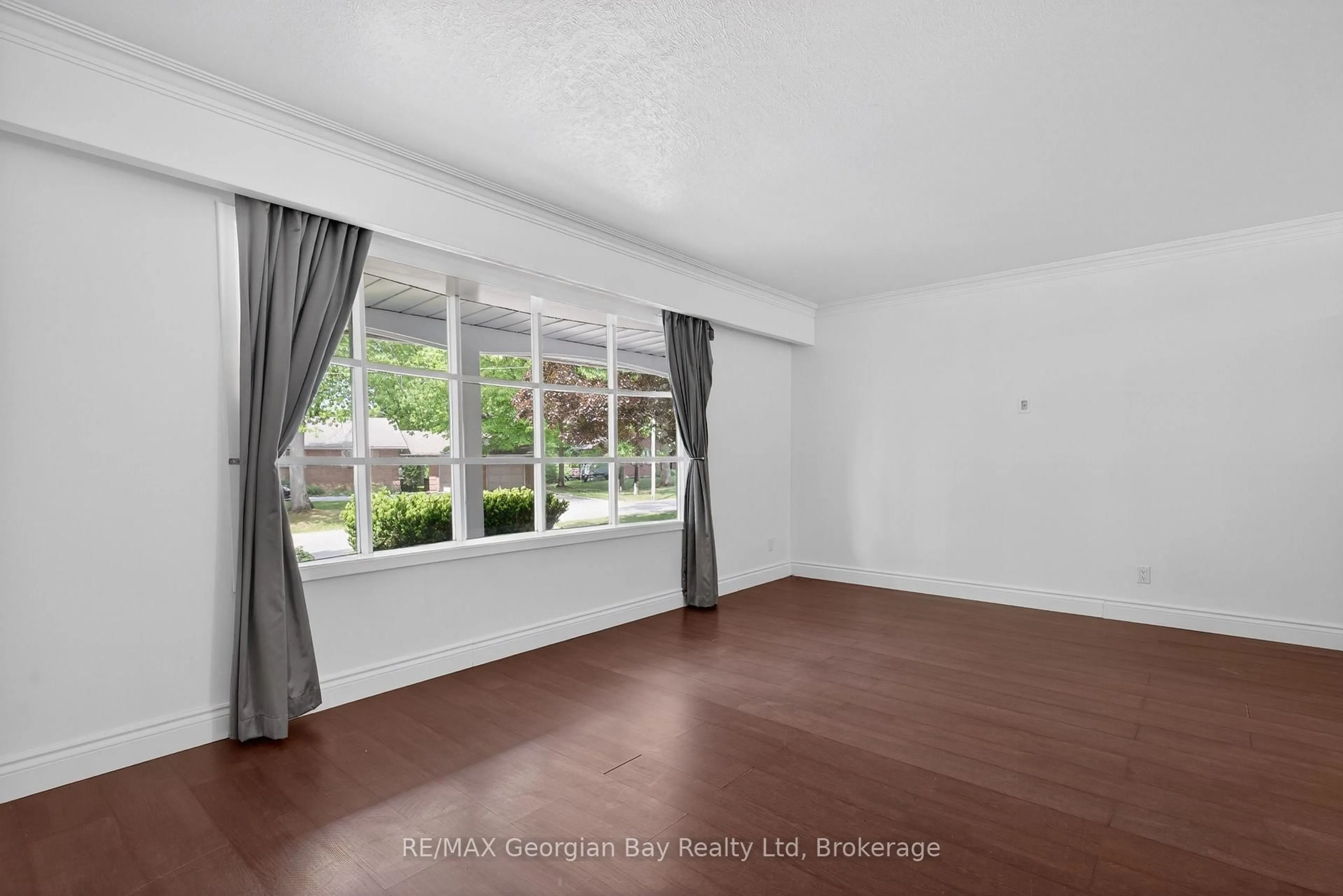 A pic of a room for 329 Glenbrook Dr, Midland Ontario L4R 5G4