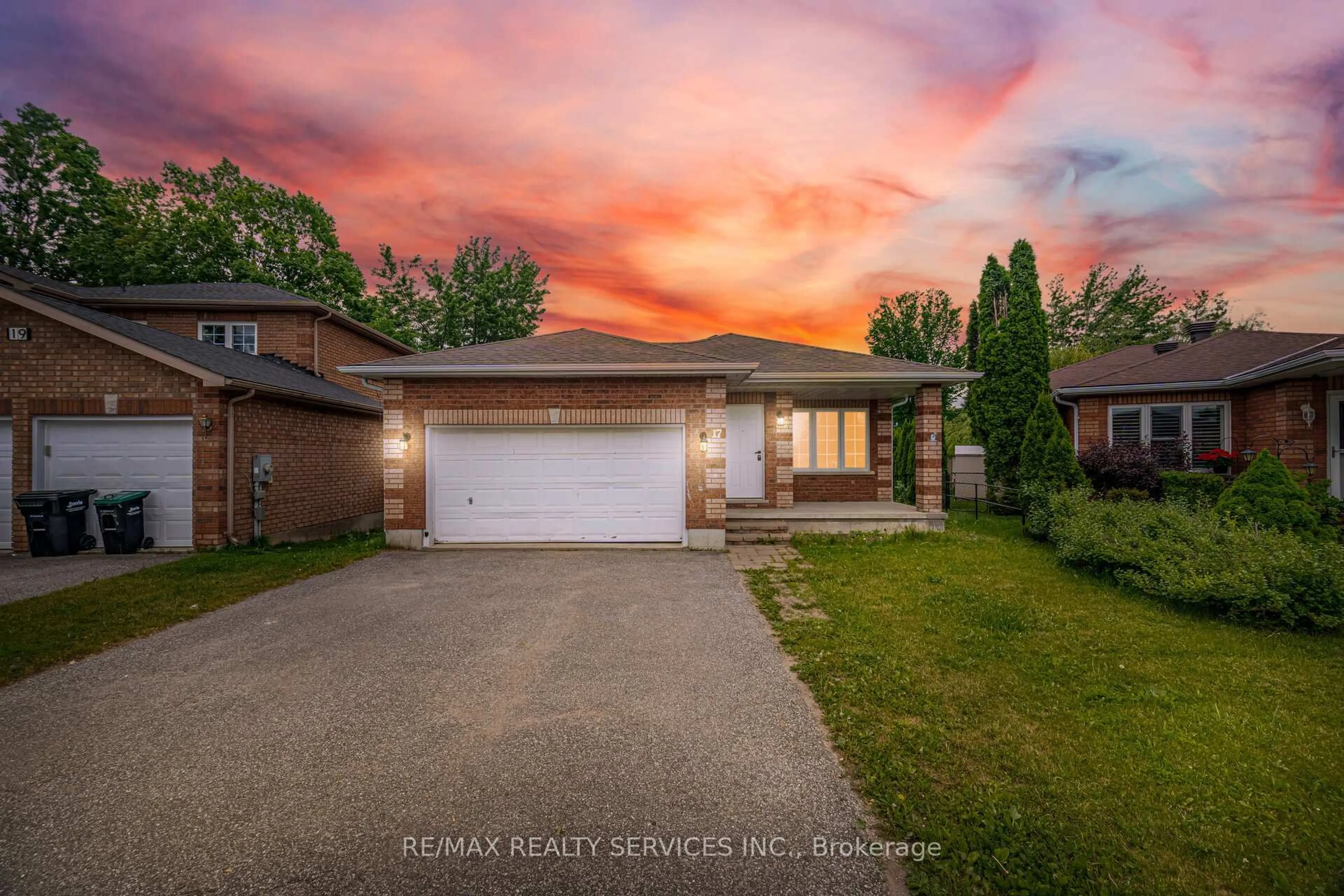 Home with brick exterior material, street for 17 Sydenham Wells, Barrie Ontario L4M 6R3