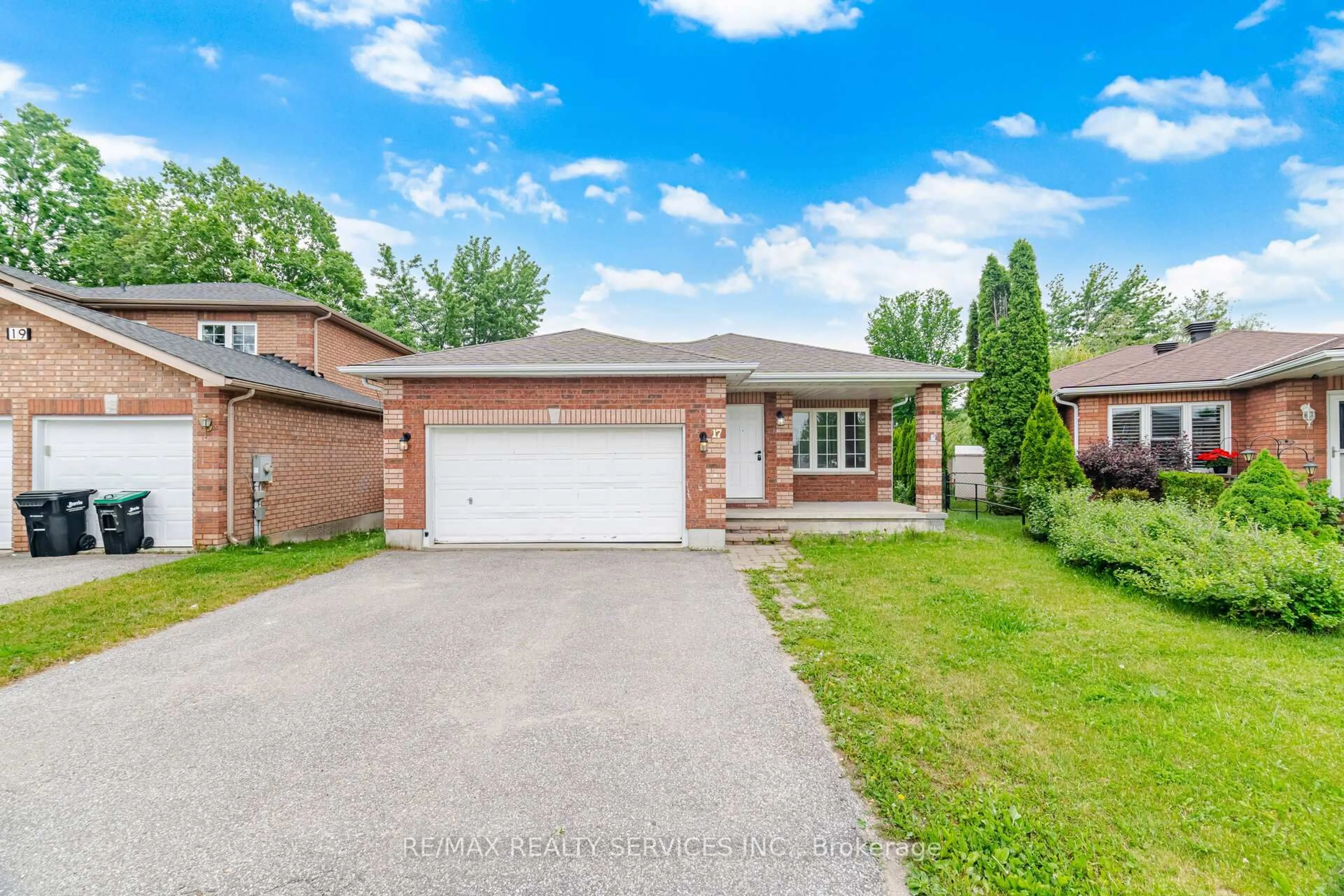 Home with brick exterior material, street for 17 Sydenham Wells, Barrie Ontario L4M 6R3