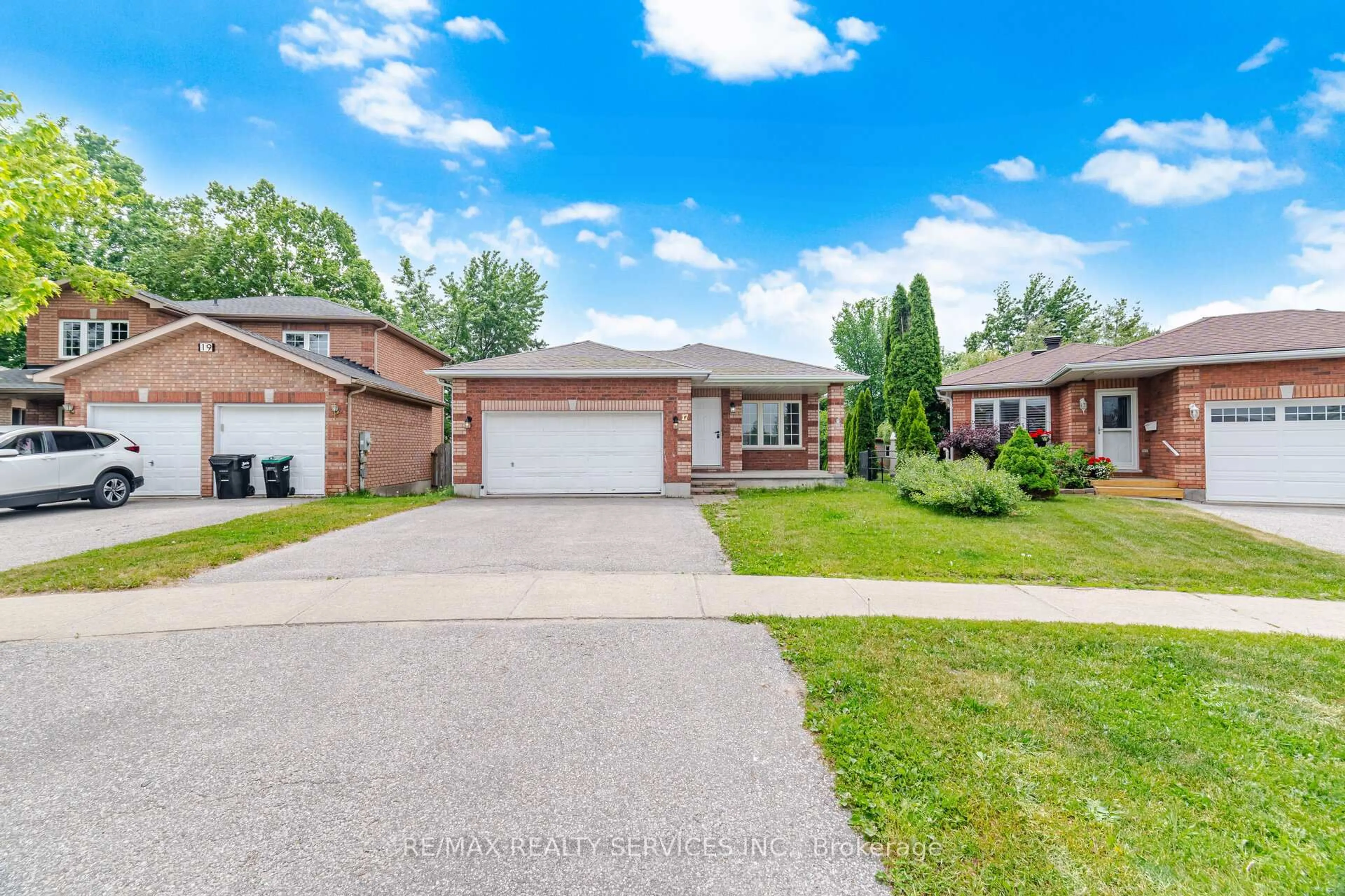 Home with brick exterior material, street for 17 Sydenham Wells, Barrie Ontario L4M 6R3