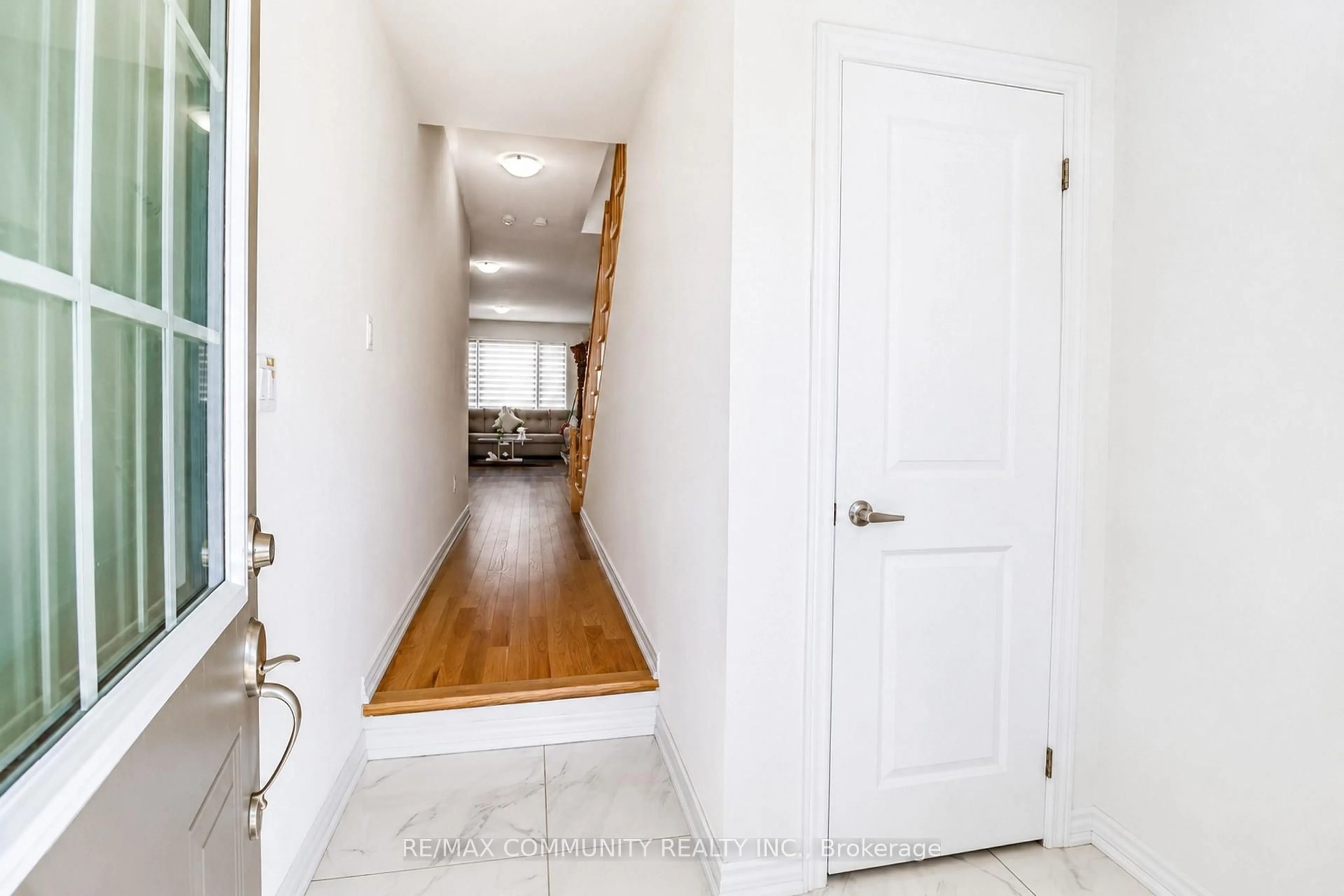 Indoor entryway for 44 Bannister Rd, Barrie Ontario L9J 0L7