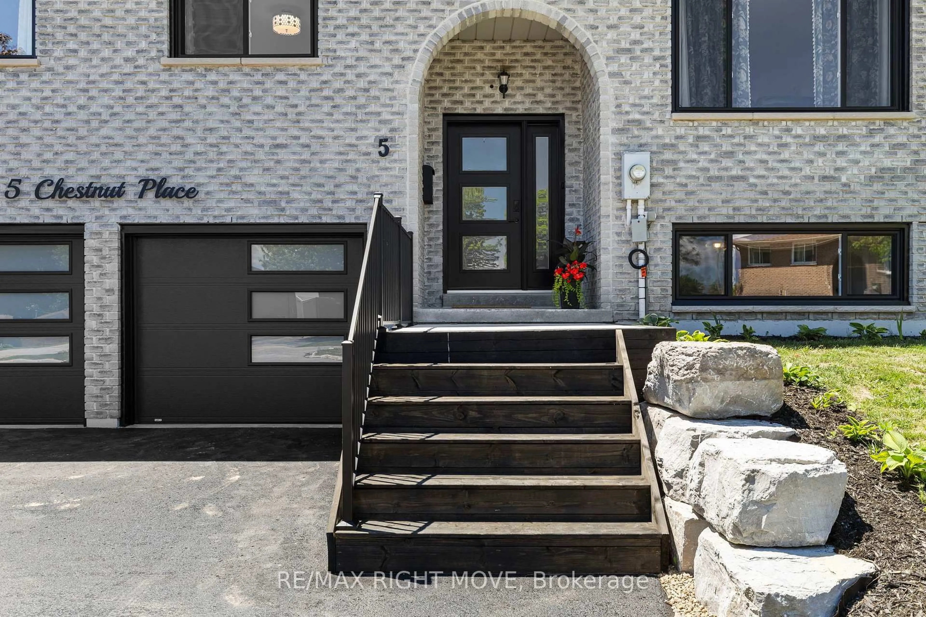Indoor entryway for 5 Chestnut Pl, Orillia Ontario L3V 7N8