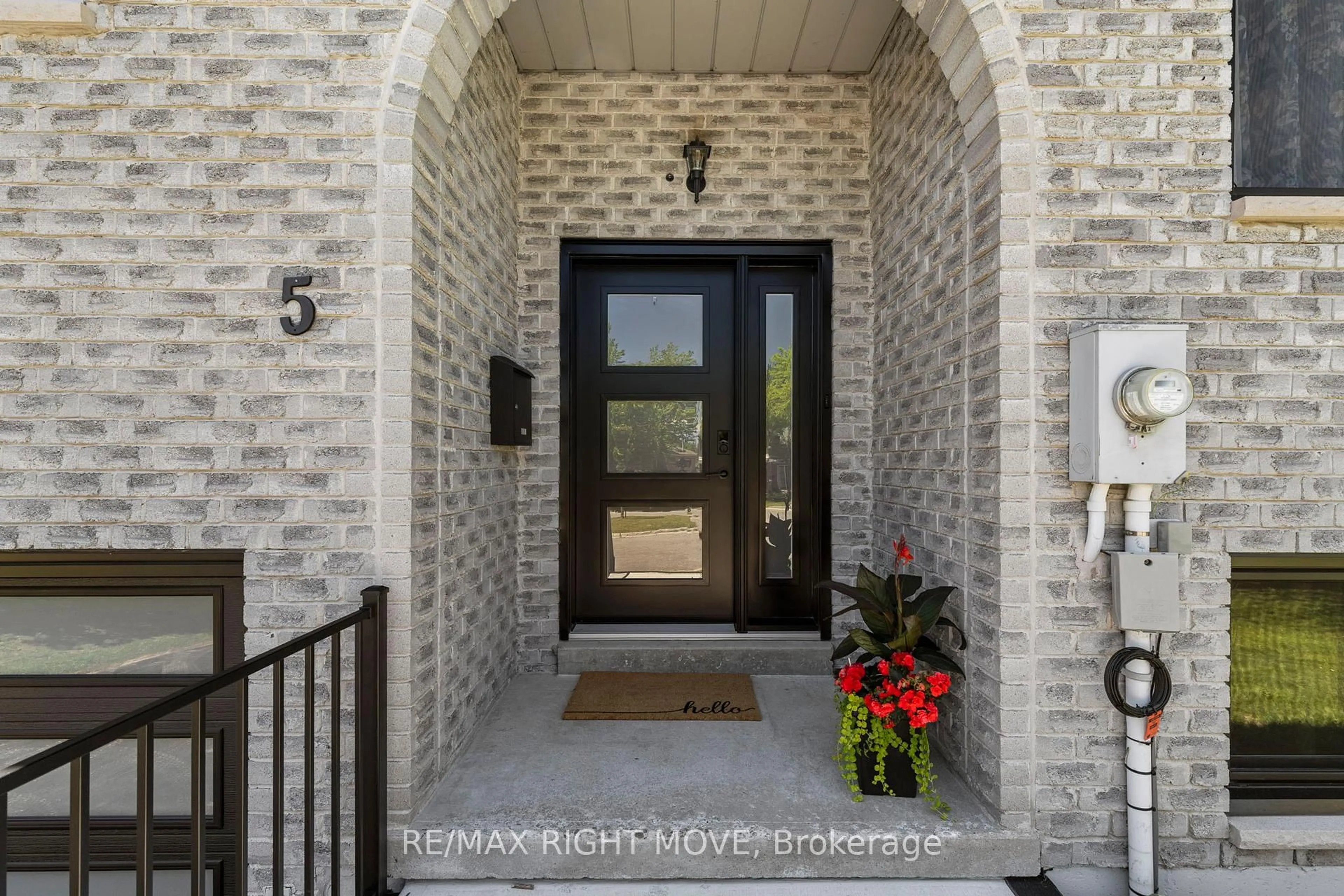 Indoor entryway for 5 Chestnut Pl, Orillia Ontario L3V 7N8