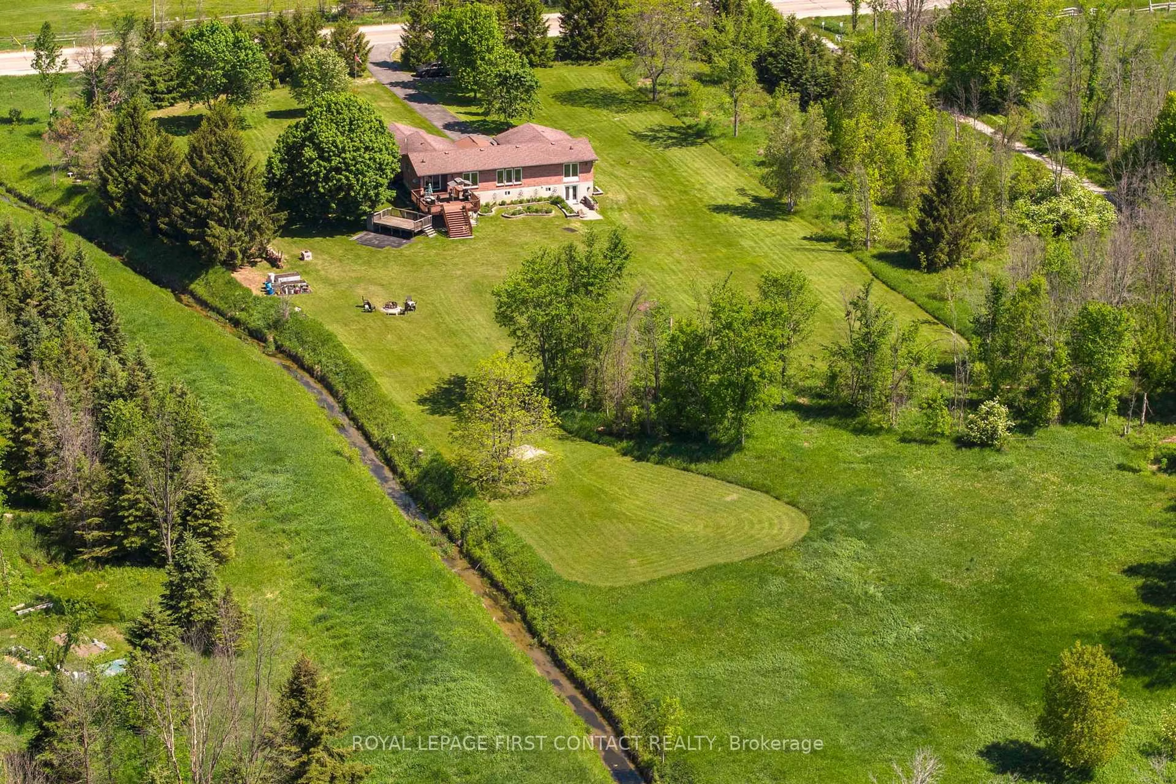 A pic from outside/outdoor area/front of a property/back of a property/a pic from drone, unknown for 2053 26 Highway, Springwater Ontario L9X 0G5