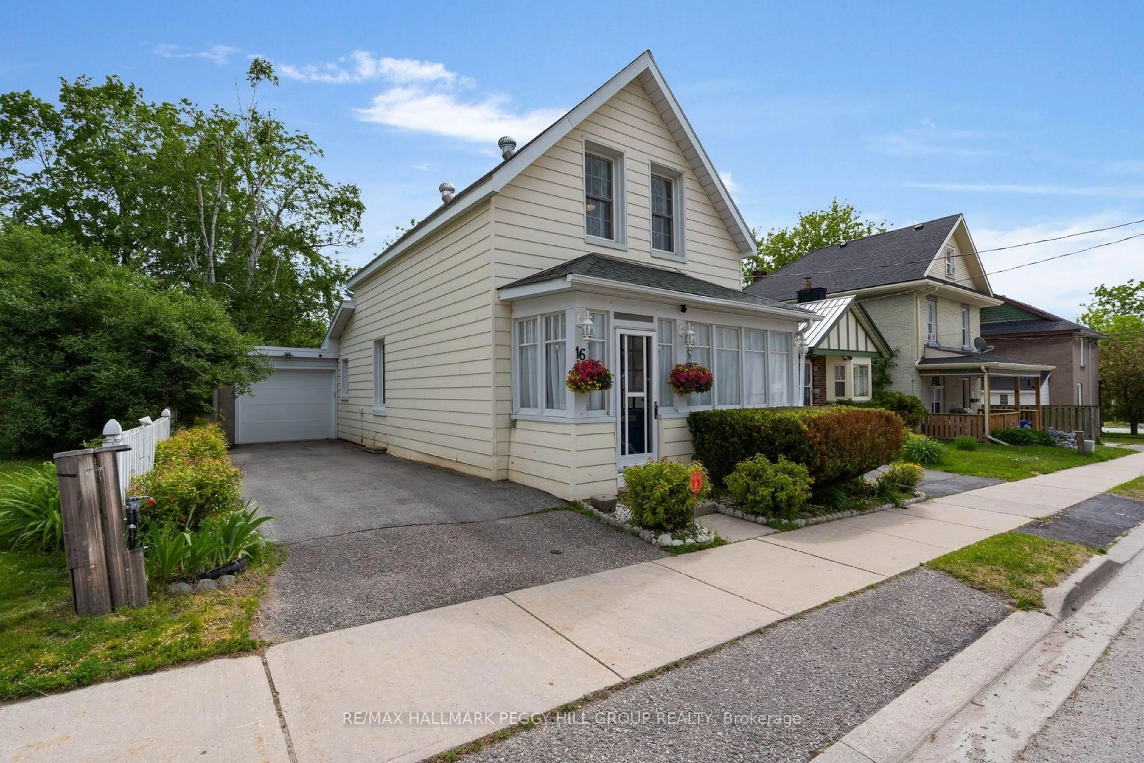 Home with vinyl exterior material, street for 16 William St, Orillia Ontario L3V 5N3