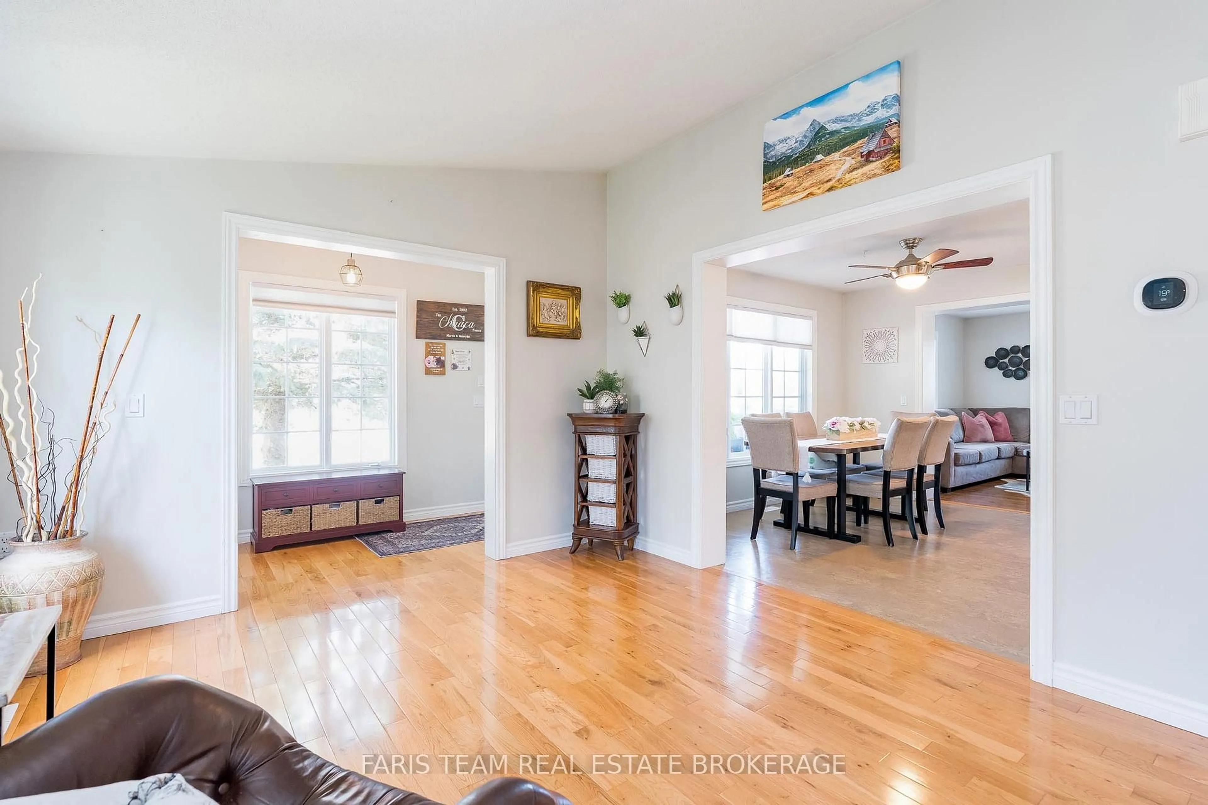 Living room with furniture, unknown for 61 Pennsylvania Ave, Wasaga Beach Ontario L9Z 3A8