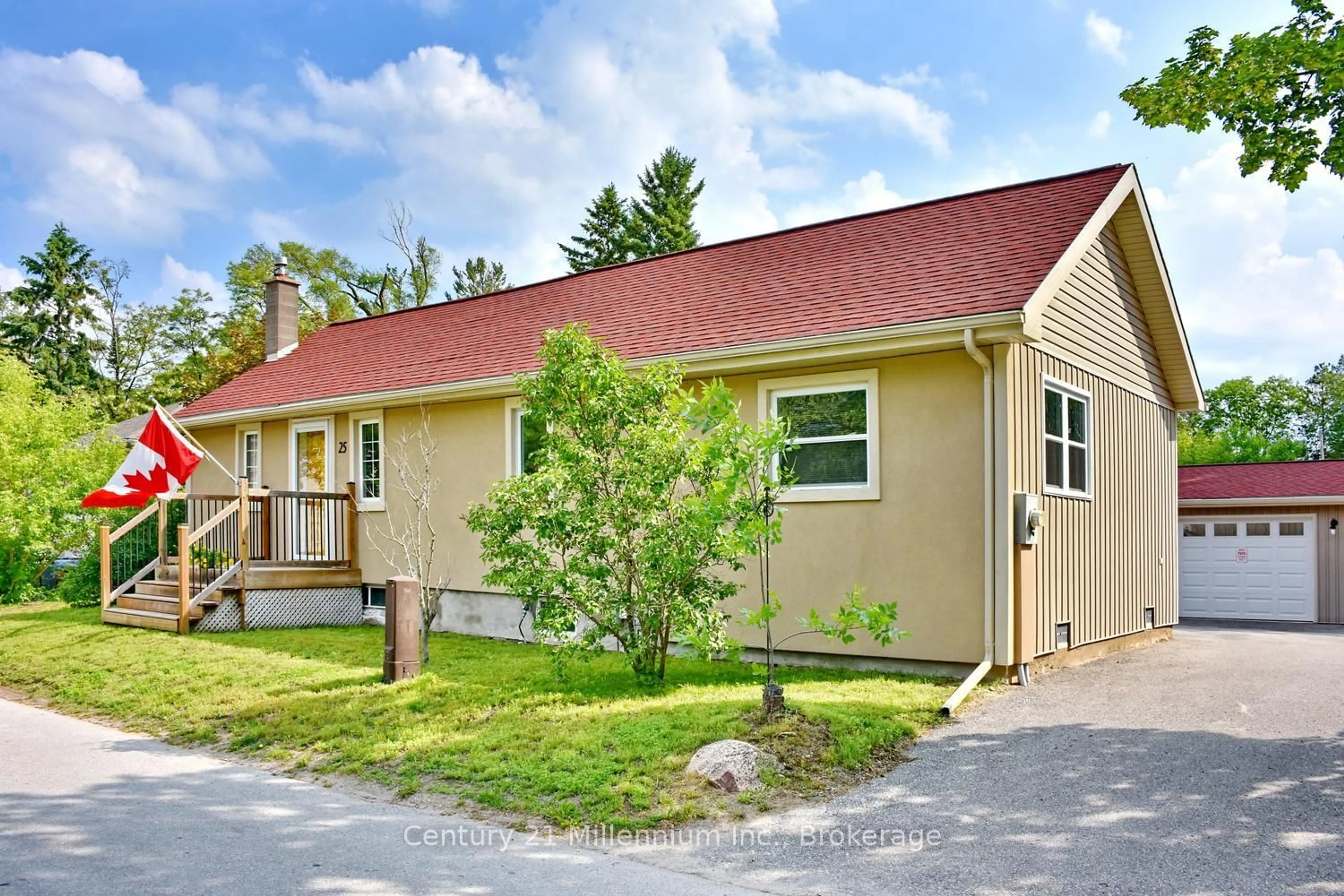 Home with vinyl exterior material, street for 25 Berkely St, Wasaga Beach Ontario L9Z 2N6