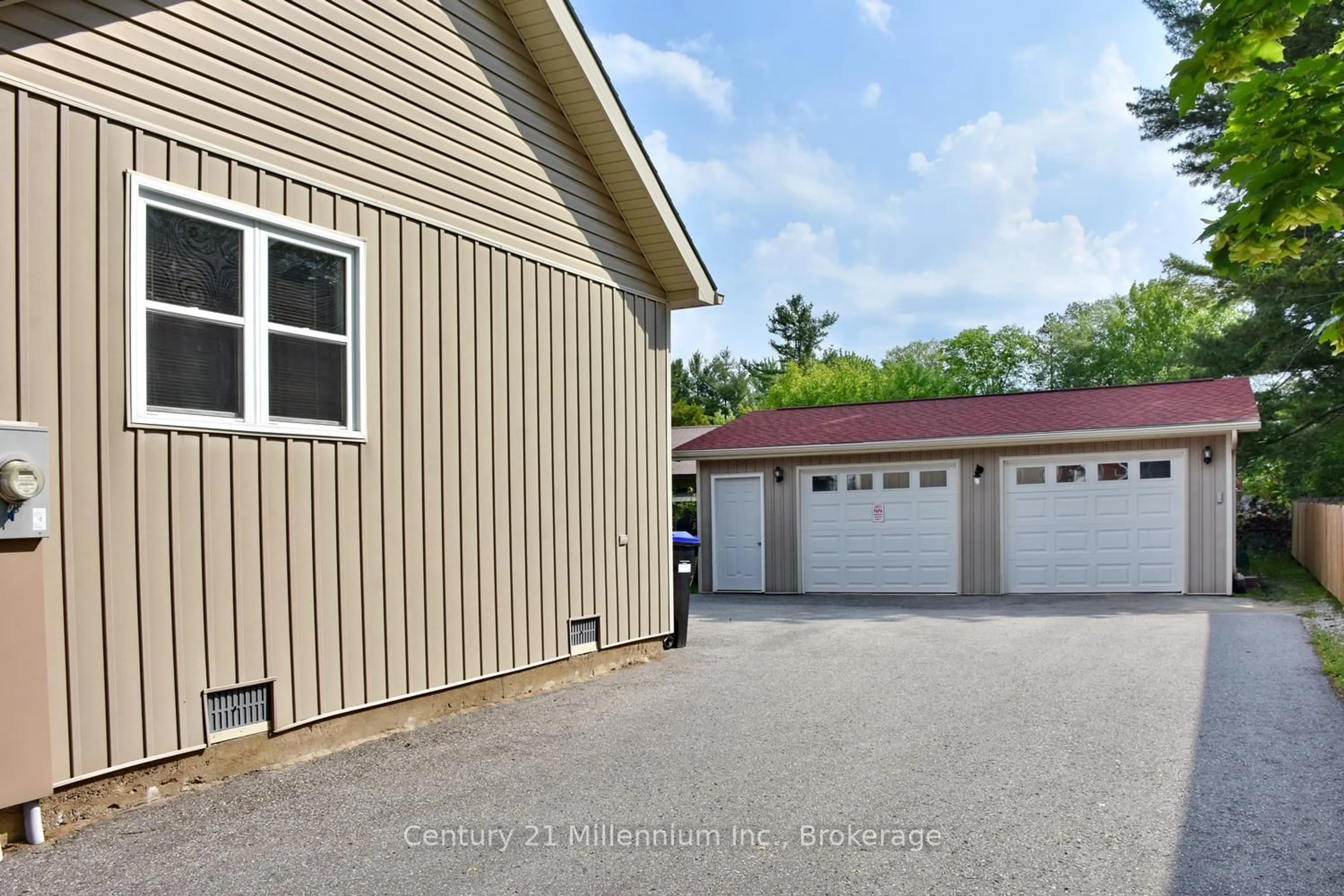 Indoor garage for 25 Berkely St, Wasaga Beach Ontario L9Z 2N6