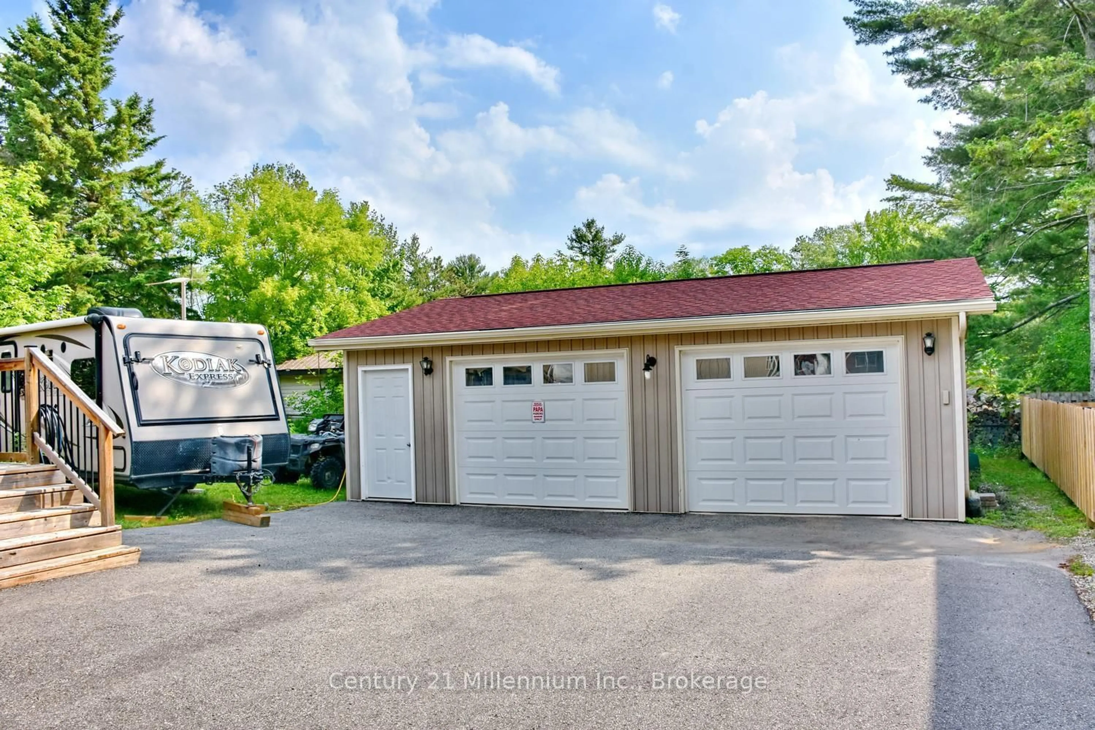 Indoor garage for 25 Berkely St, Wasaga Beach Ontario L9Z 2N6