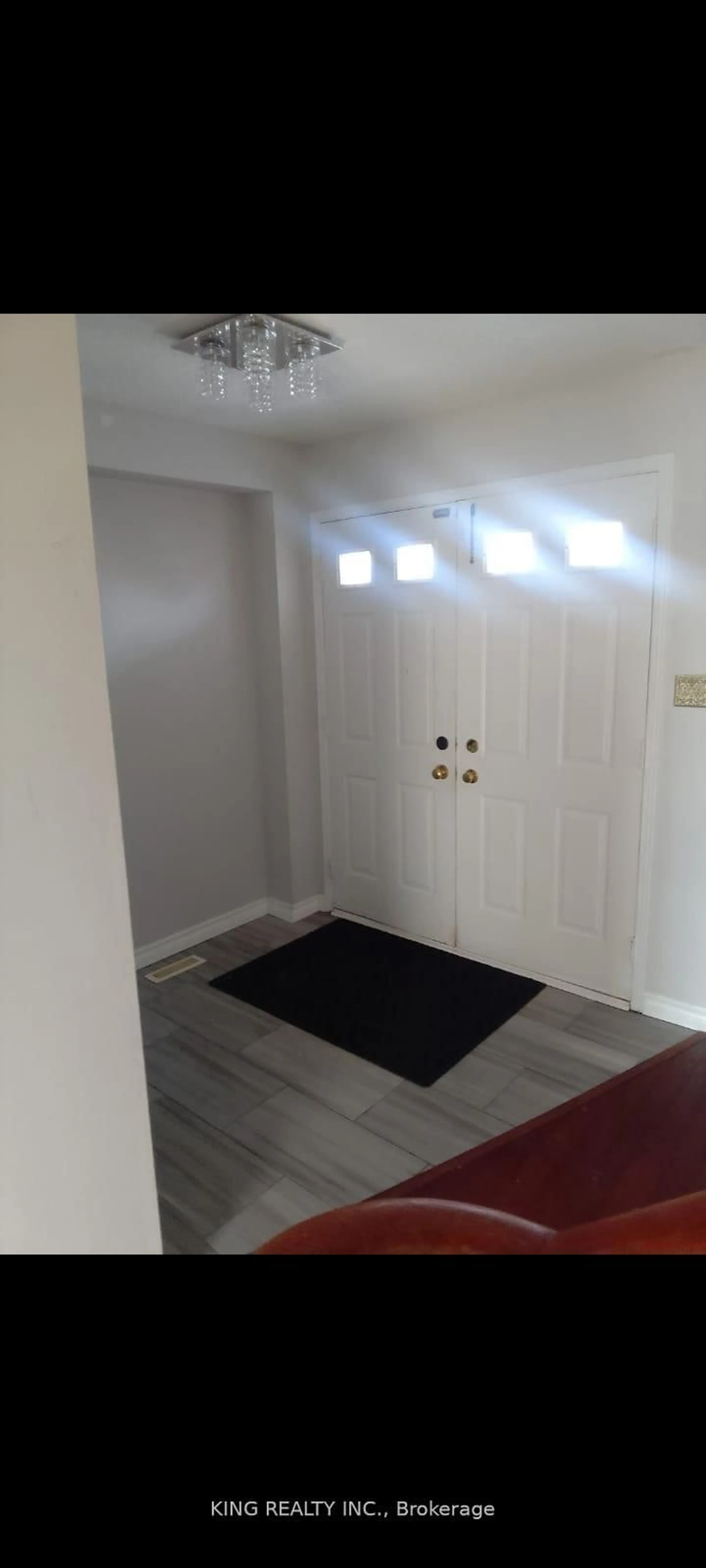 Indoor entryway for 139 Livingstone St, Barrie Ontario L4N 7J5