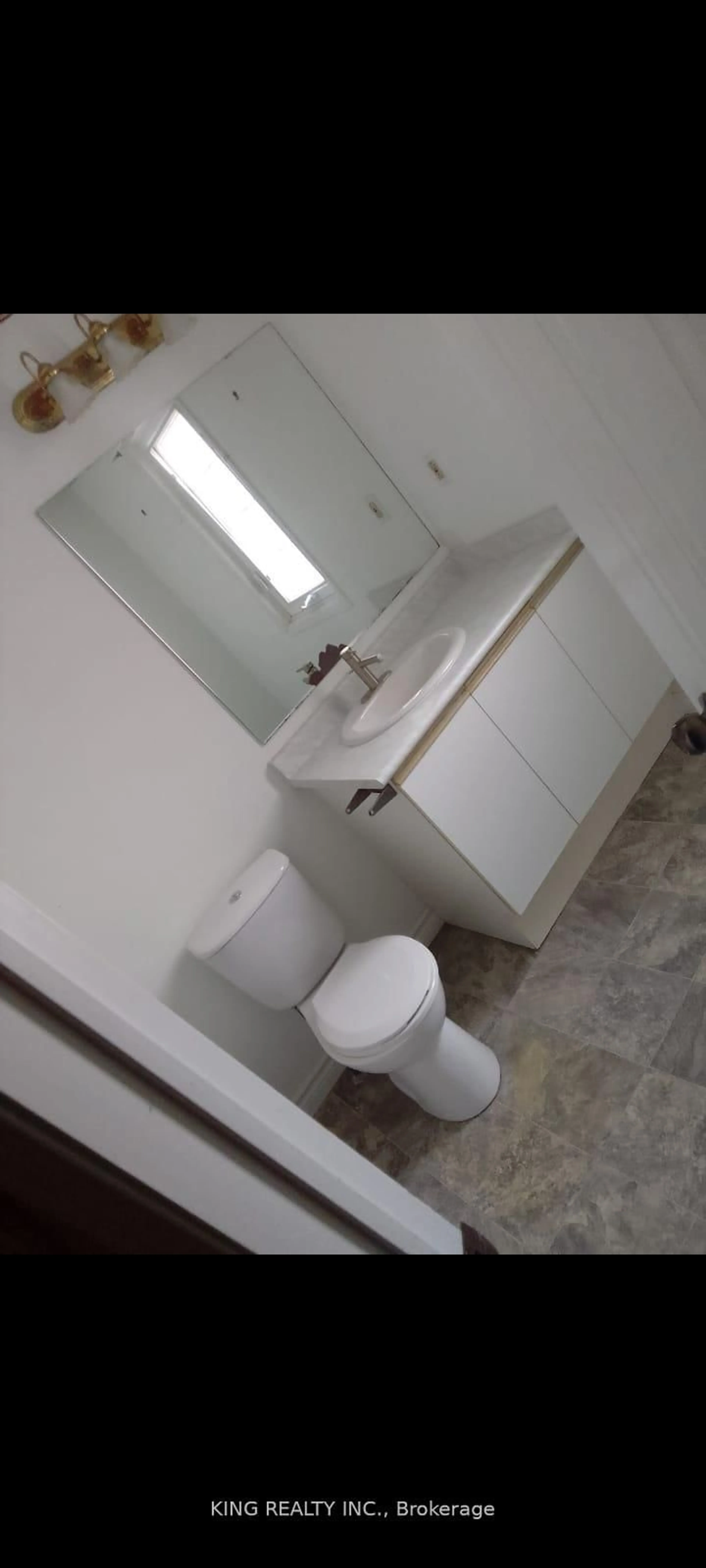 Standard bathroom, floor is not visible for 139 Livingstone St, Barrie Ontario L4N 7J5
